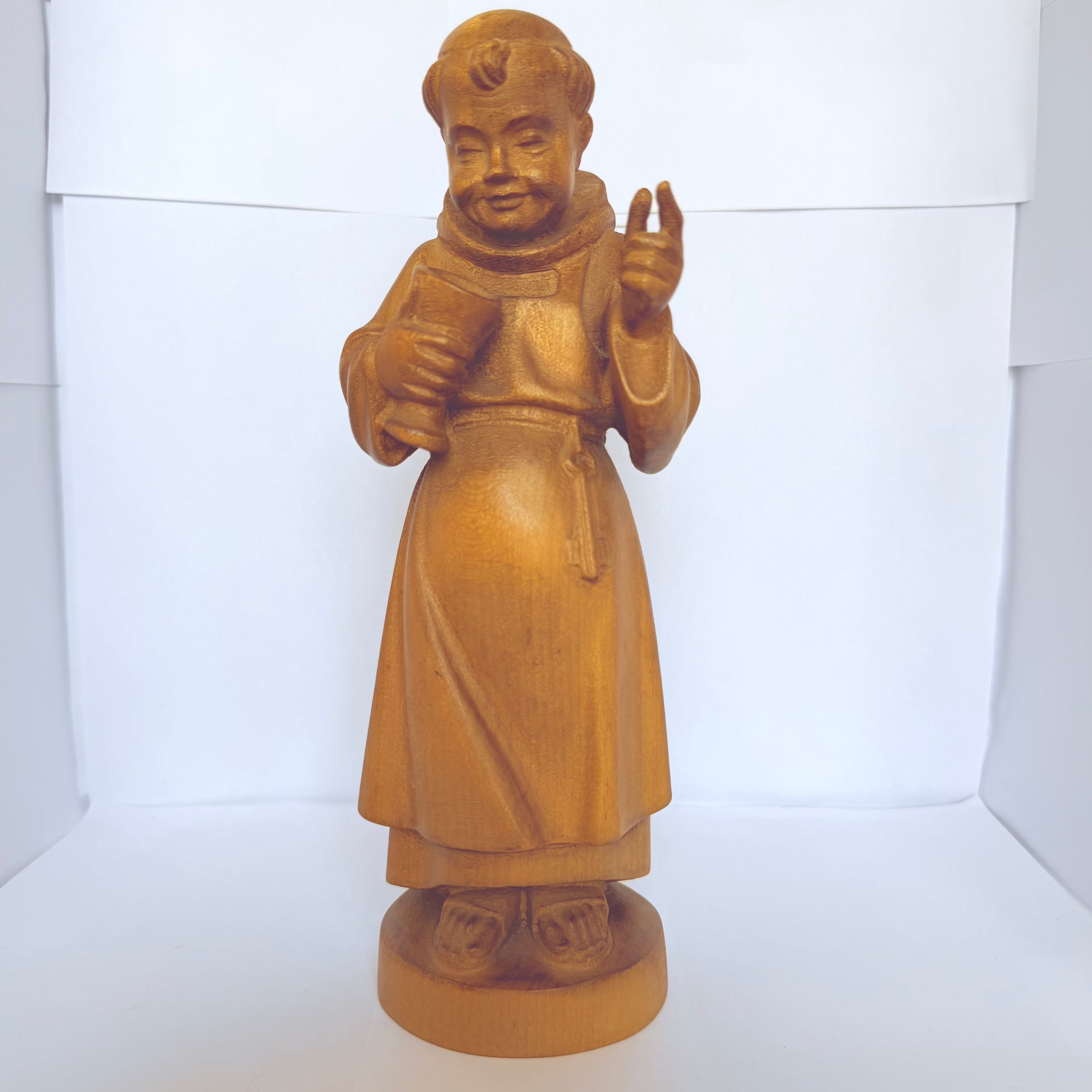 Statuetă ”Călugăr” din Lemn Lucrată Manual – 8 × 8 × 26 cm