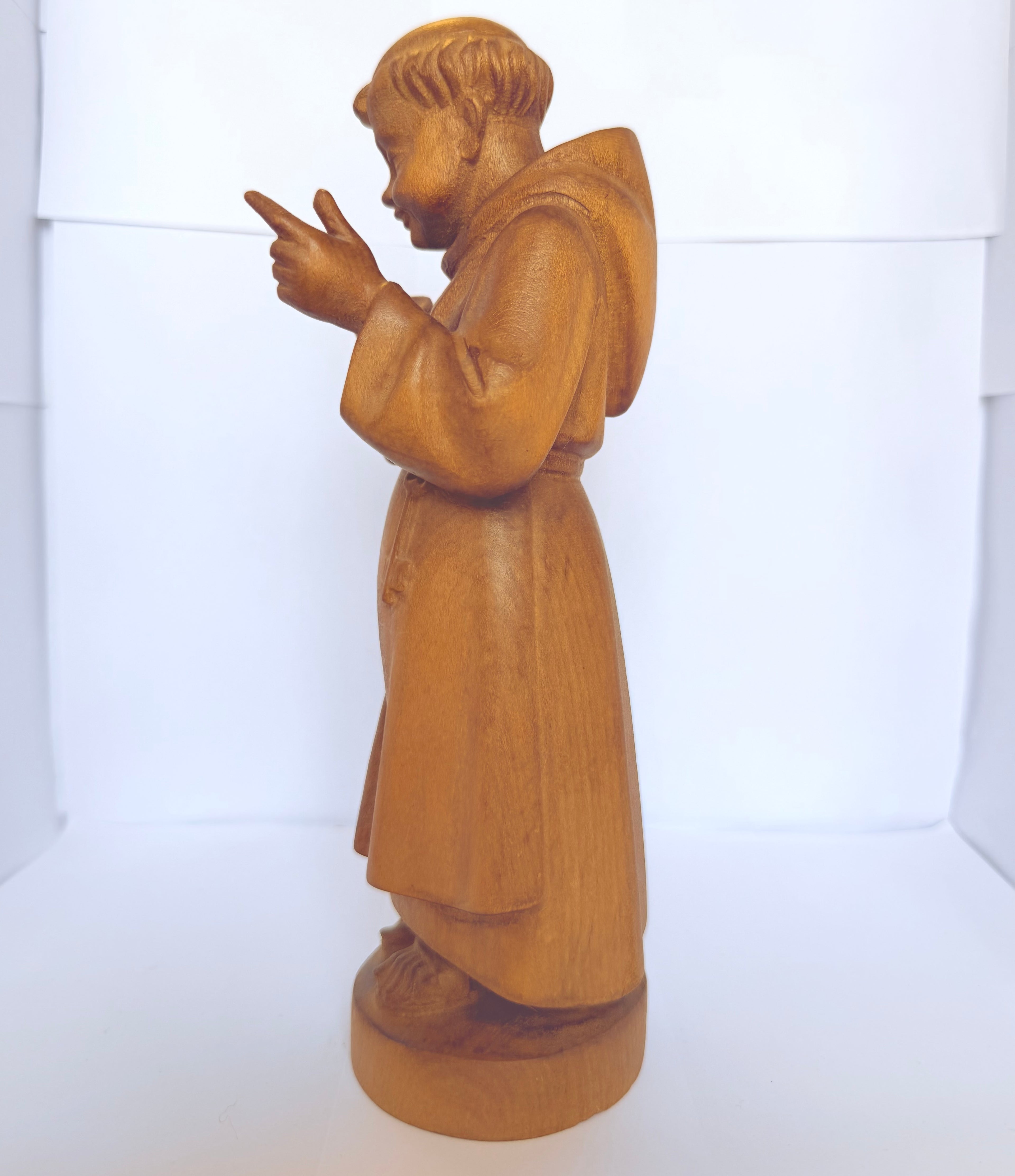 Statuetă ”Călugăr” din Lemn Lucrată Manual – 8 × 8 × 26 cm
