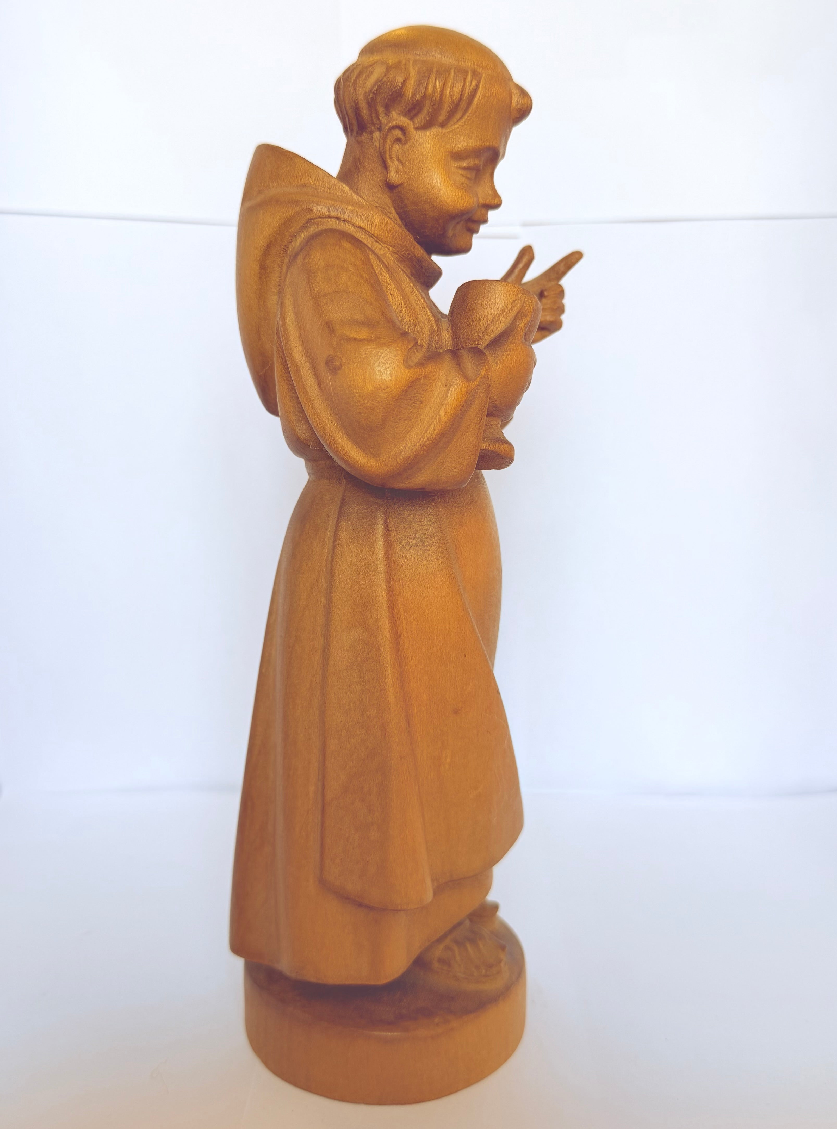 Statuetă ”Călugăr” din Lemn Lucrată Manual – 8 × 8 × 26 cm