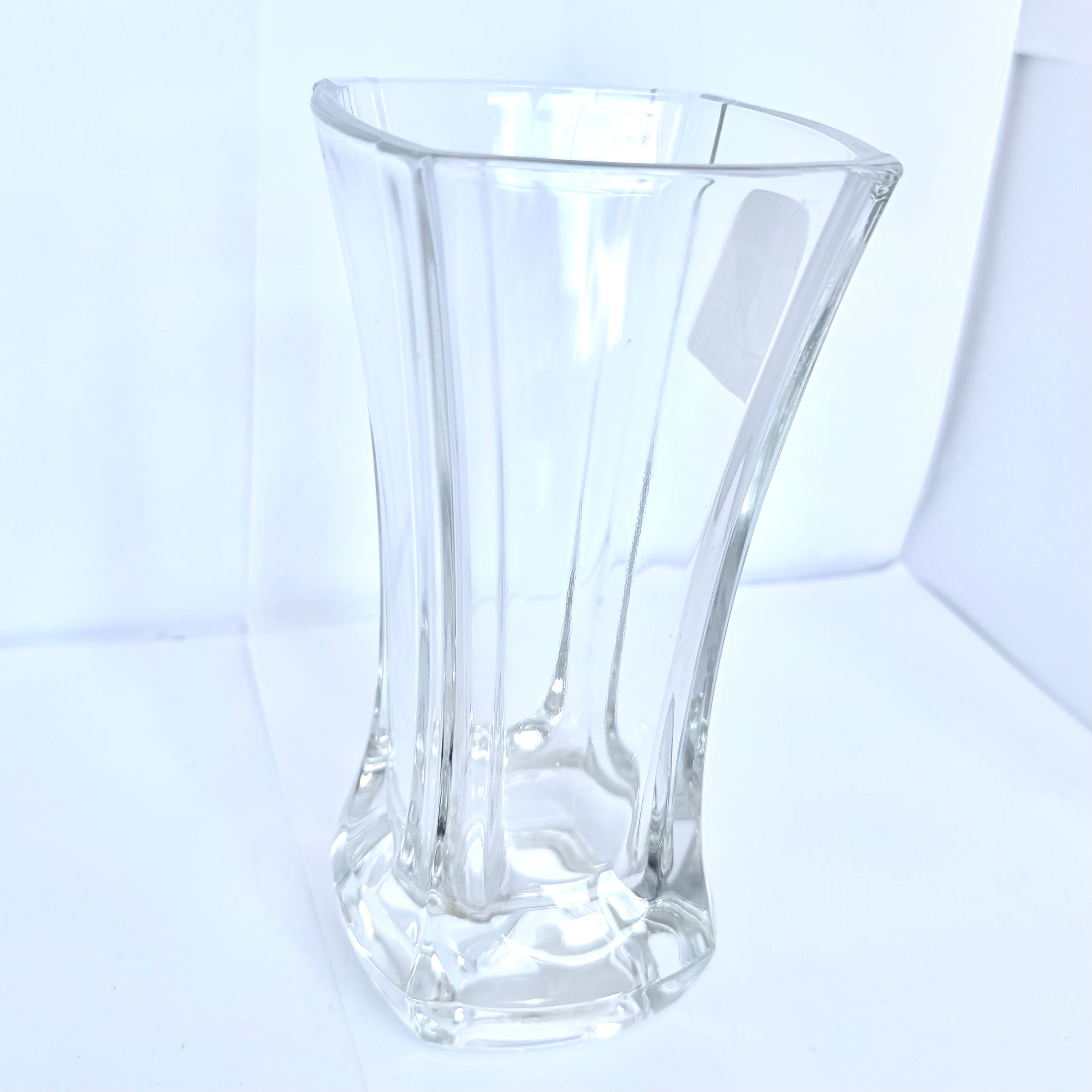 Vază din Sticlă Transparentă – 9 × 9 × 17 cm