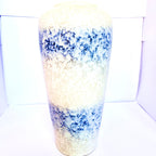 Vază din Ceramică Albă cu Imprimeu Multicolor – Ø12 × 23 cm