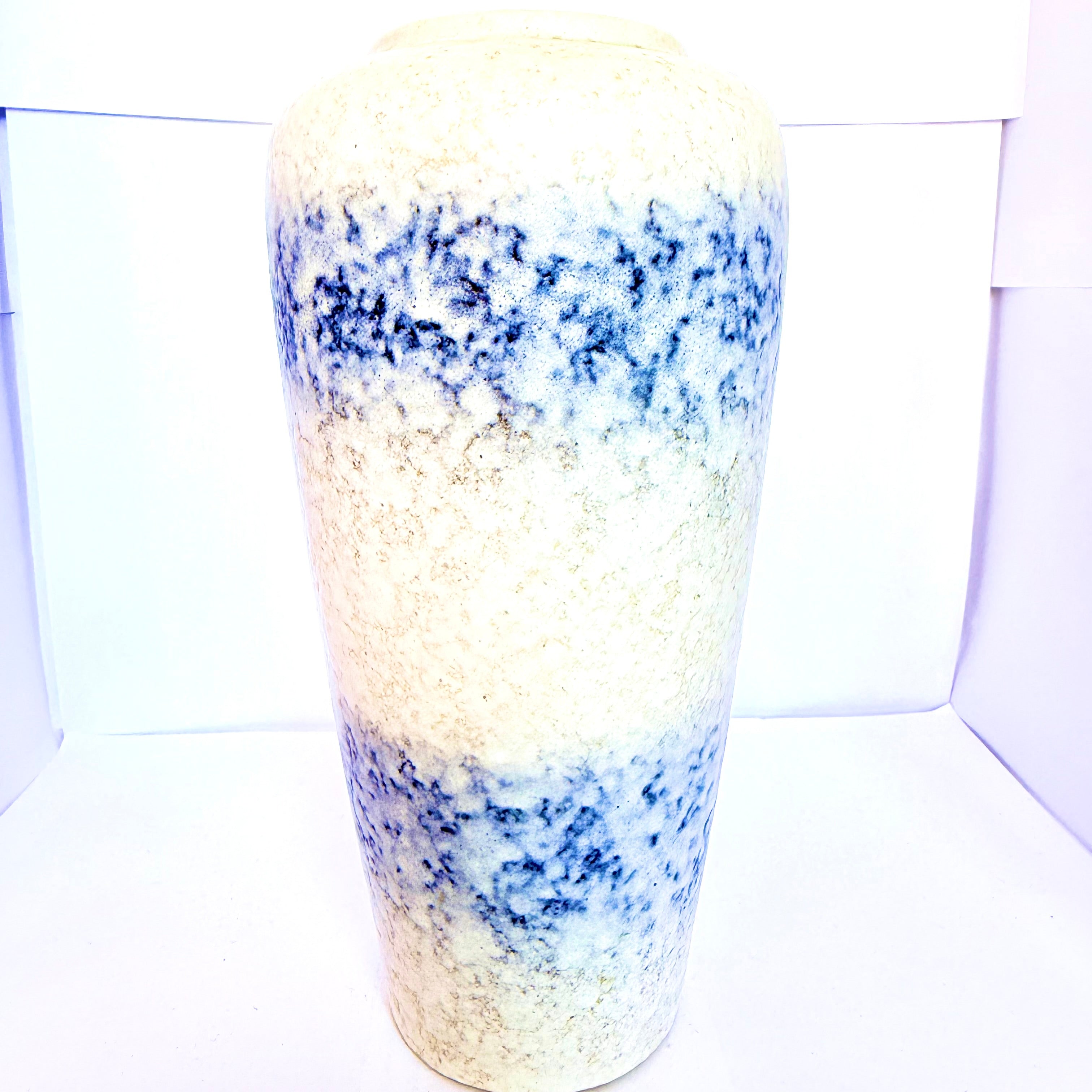 Vază din Ceramică Albă cu Imprimeu Multicolor – Ø12 × 23 cm