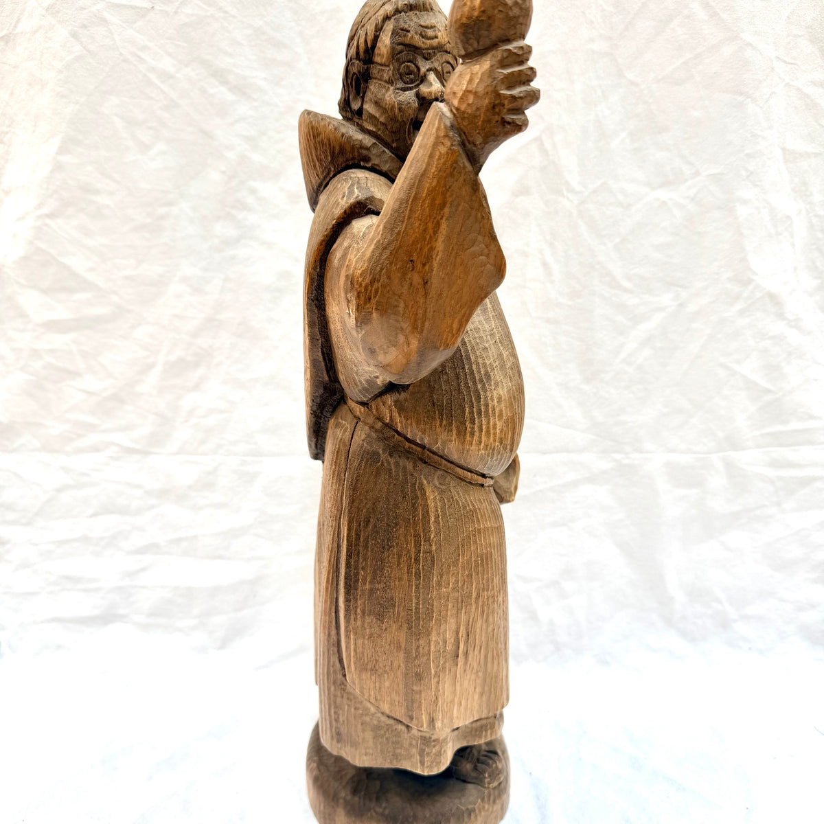 Statuetă din Lemn Sculptată Manual – Călugăr – 23 × 17 × 52 cm