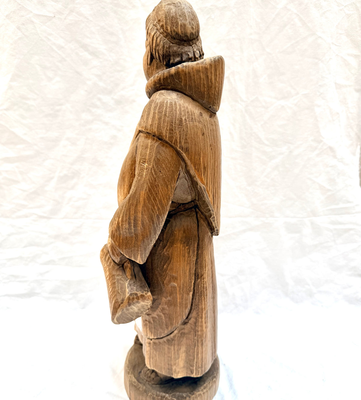 Statuetă din Lemn Sculptată Manual – Călugăr – 23 × 17 × 52 cm