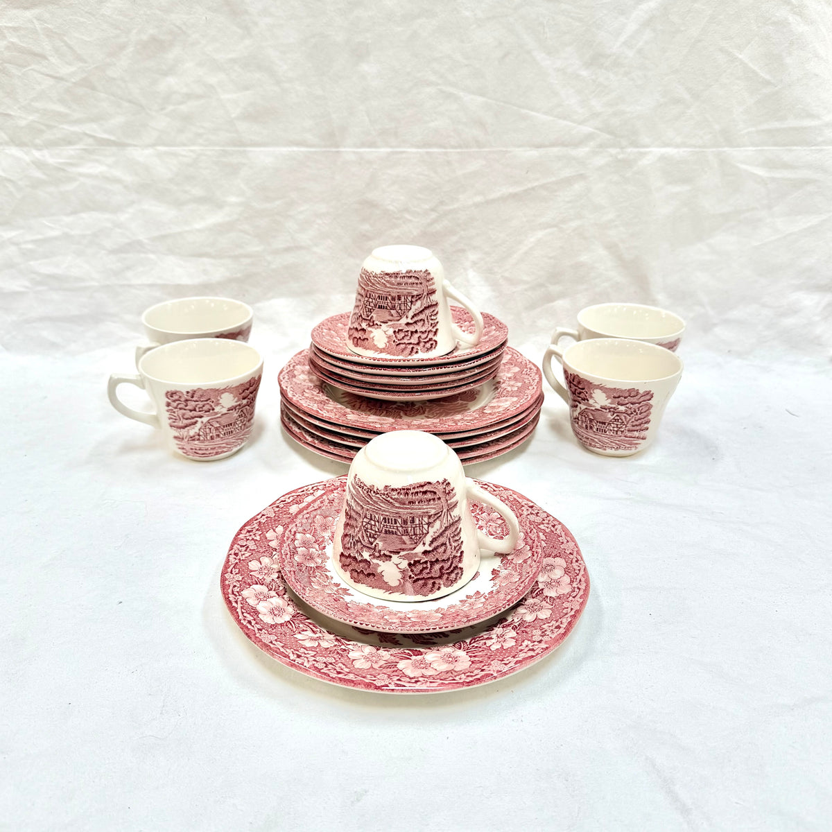 Set de Veselă Stil Englezesc – 18 Piese – Alb cu Imprimeu Roșu