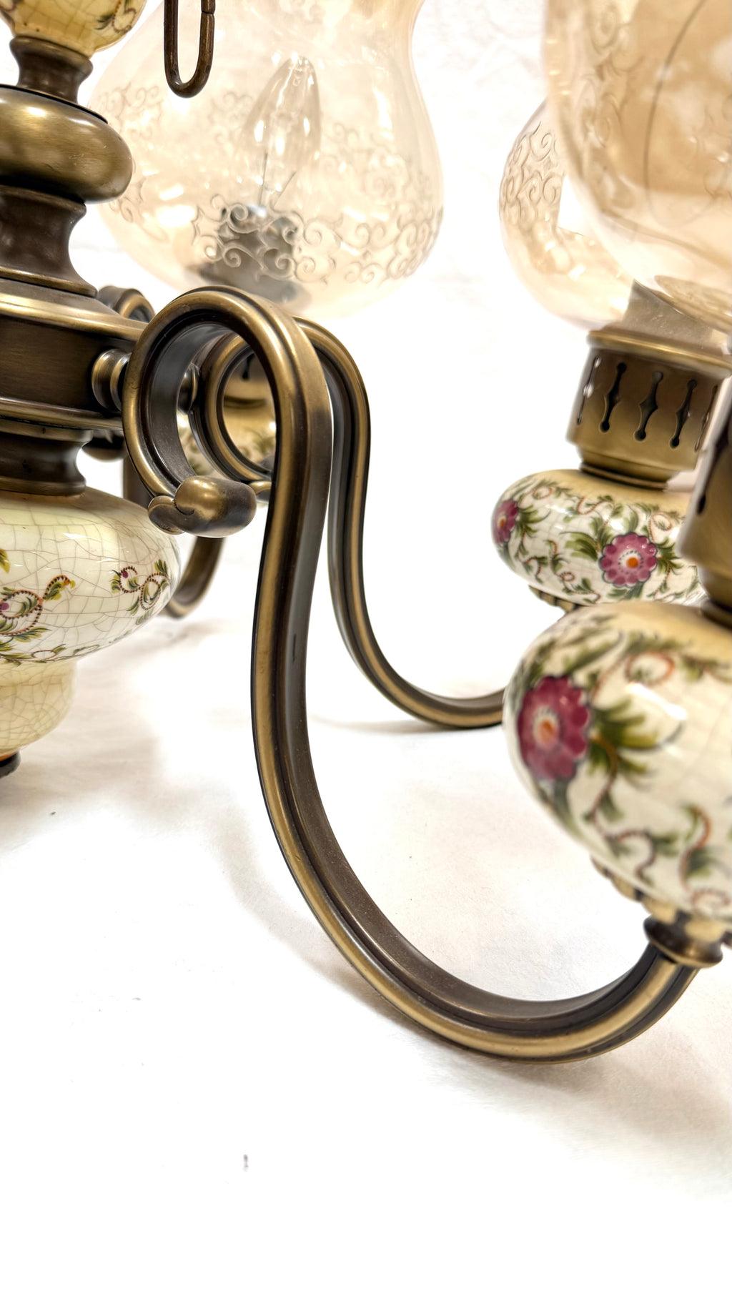 Lustră Bronz cu 5 Brațe, Ceramică Pictată Manual și Abajururi din Sticlă – E14
