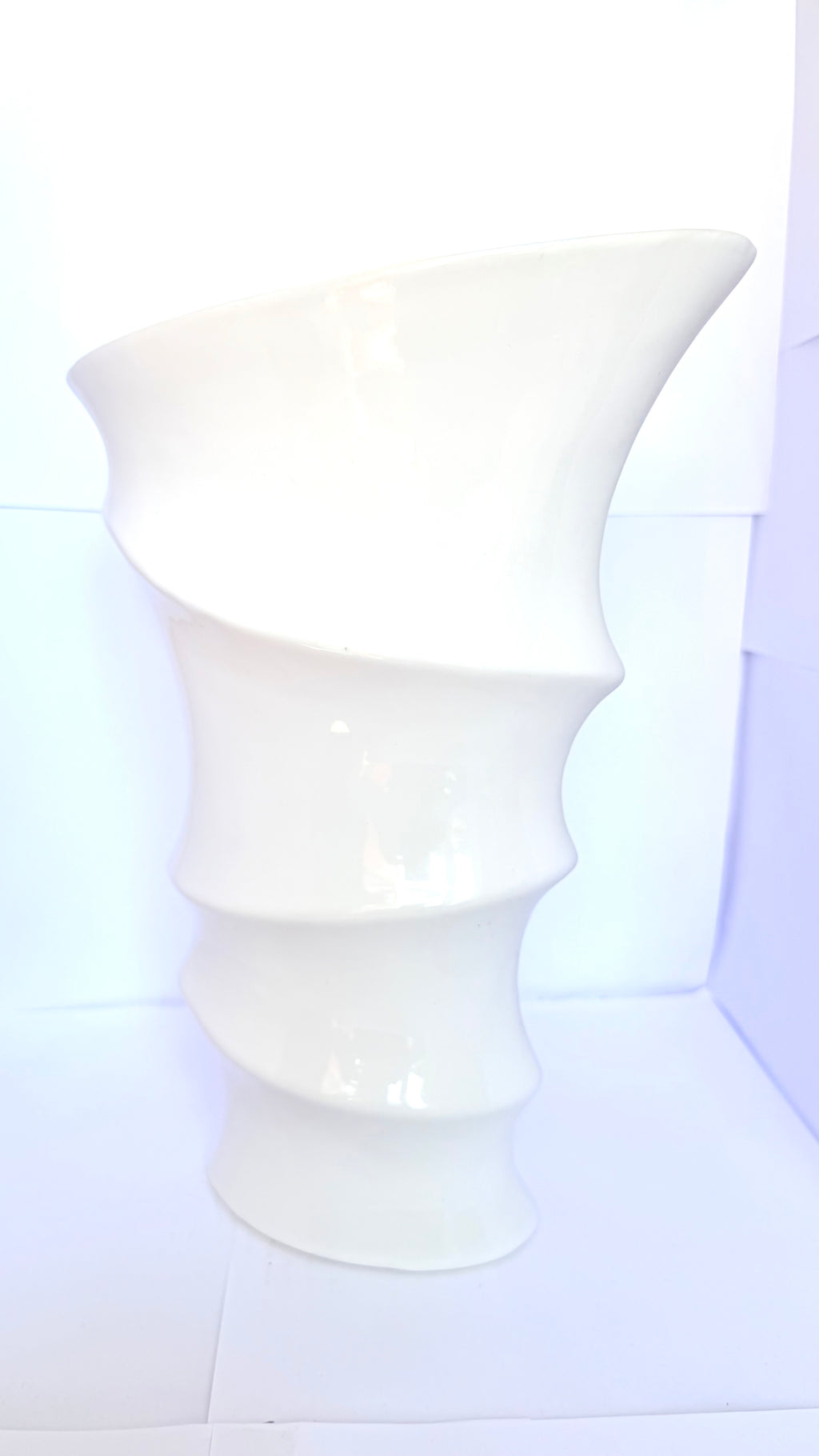 Vază din Ceramică Albă – 21,5 × 10 × 30 cm