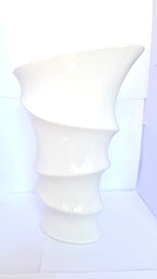 Vază din Ceramică Albă – 21,5 × 10 × 30 cm