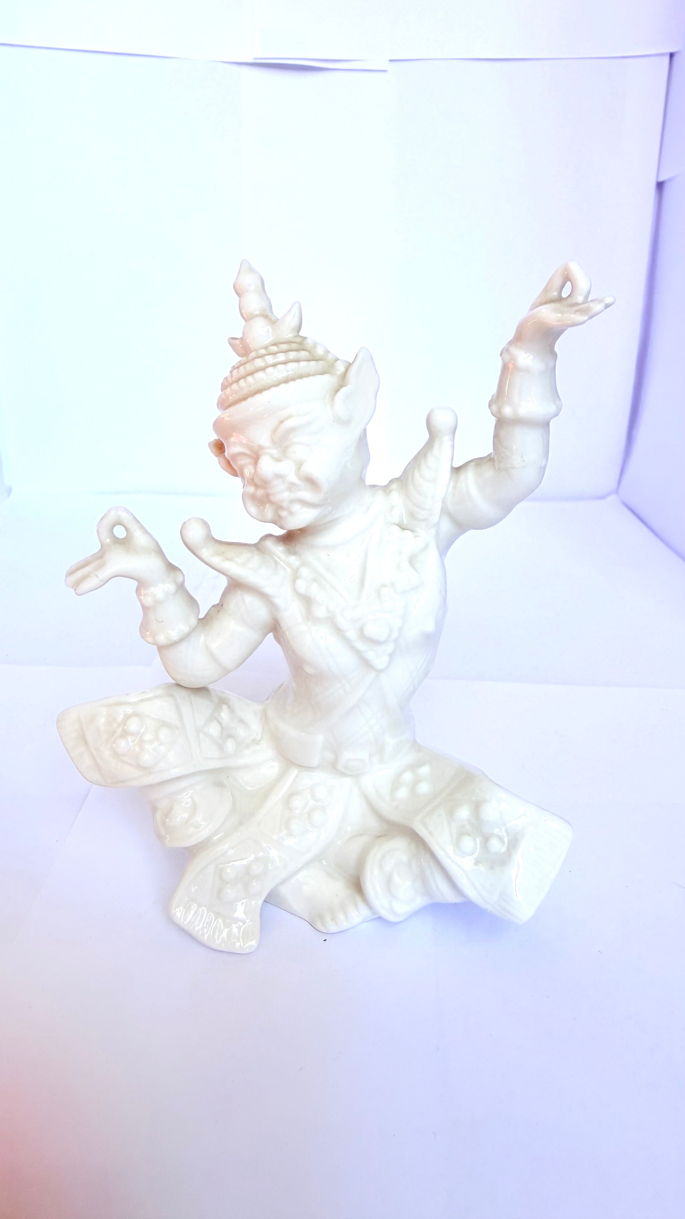 Bibelou din Porțelan Alb cu Motiv Chinezesc – 11 × 5 × 13 cm