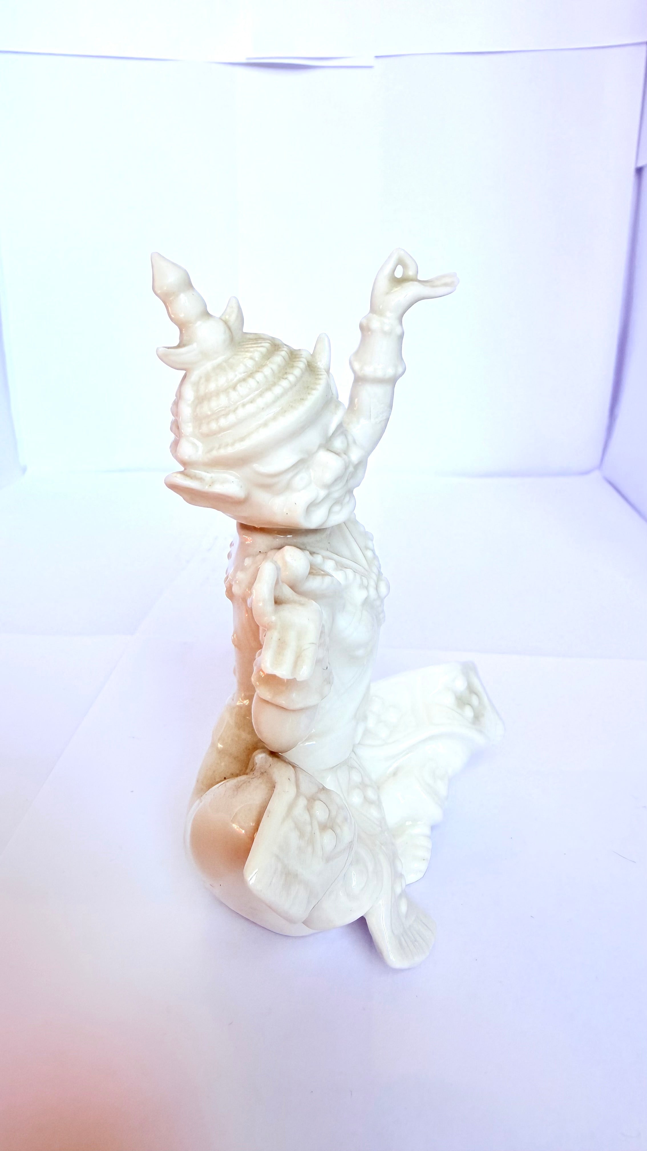 Bibelou din Porțelan Alb cu Motiv Chinezesc – 11 × 5 × 13 cm