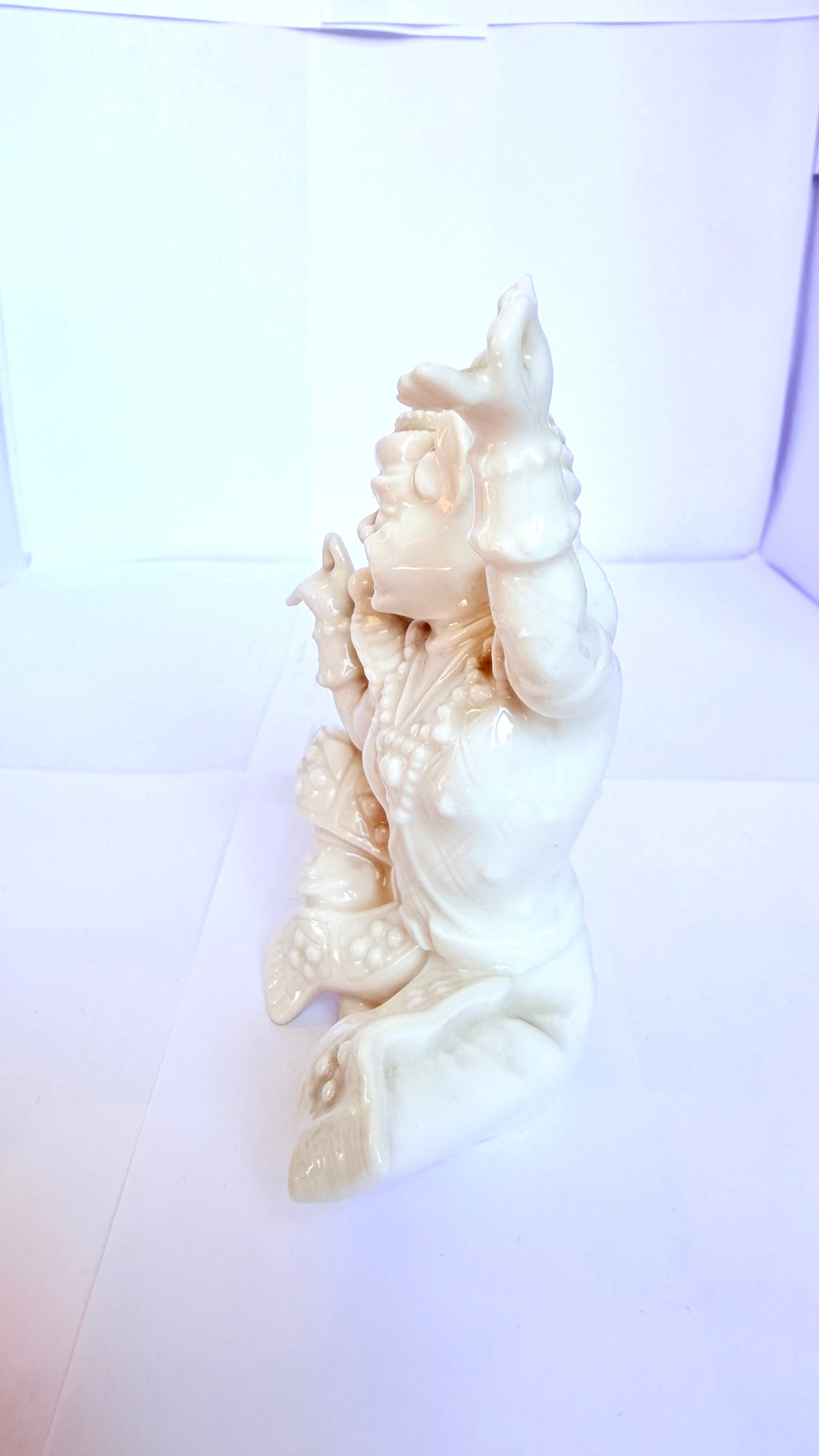 Bibelou din Porțelan Alb cu Motiv Chinezesc – 11 × 5 × 13 cm
