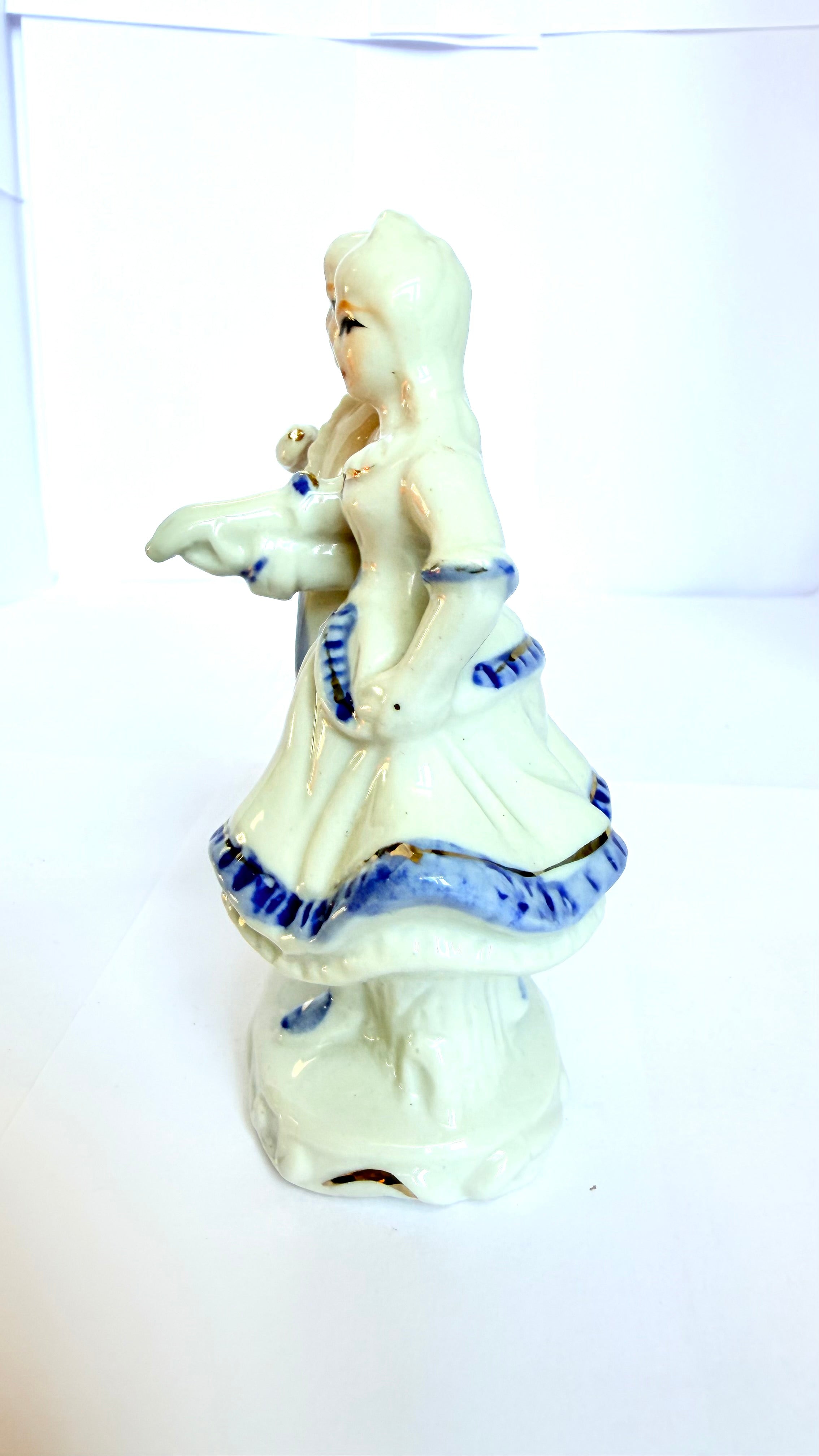 Bibelou din Porțelan – 7 × 5 × 11 cm
