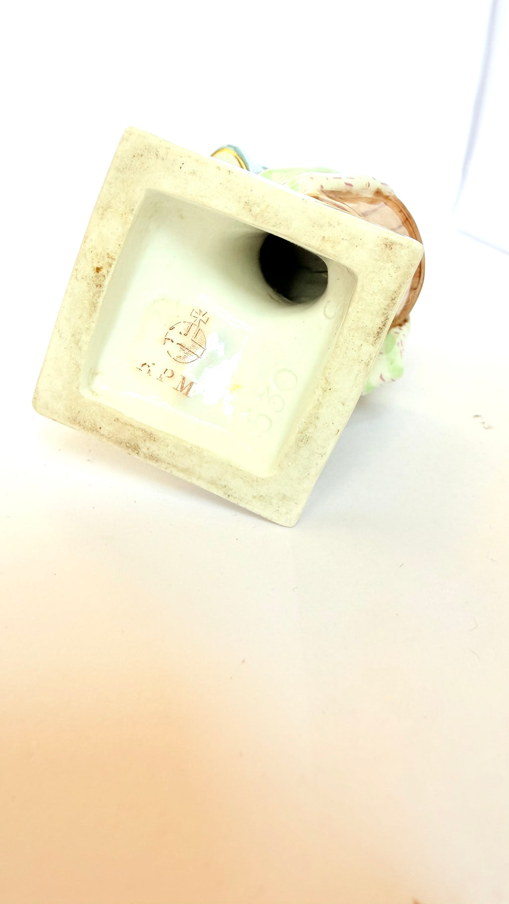 Bibelou din Porțelan – 5 × 7 × 15,5 cm