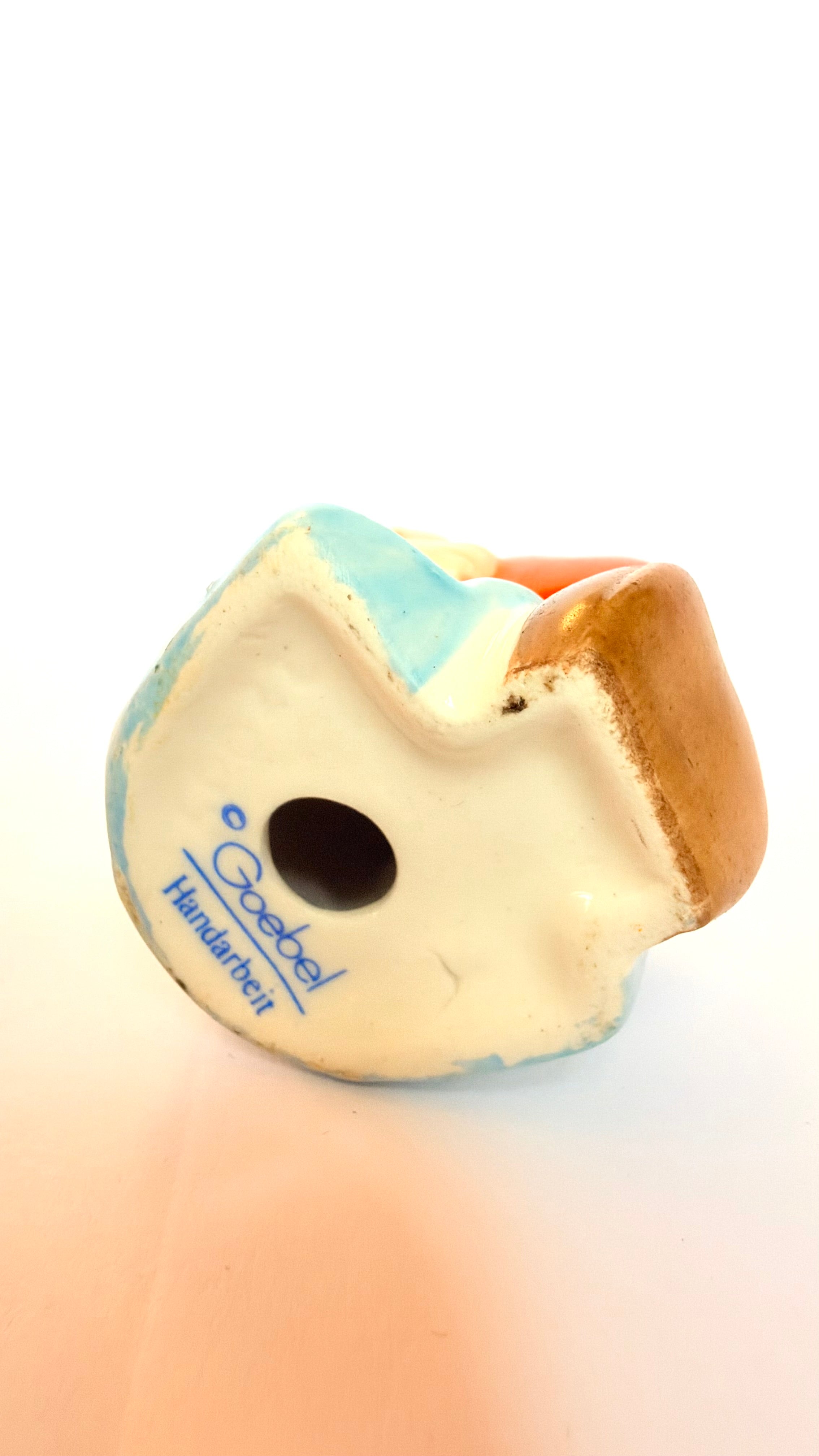 Bibelou din Ceramică Goebel – 4 × 3,5 × 6 cm