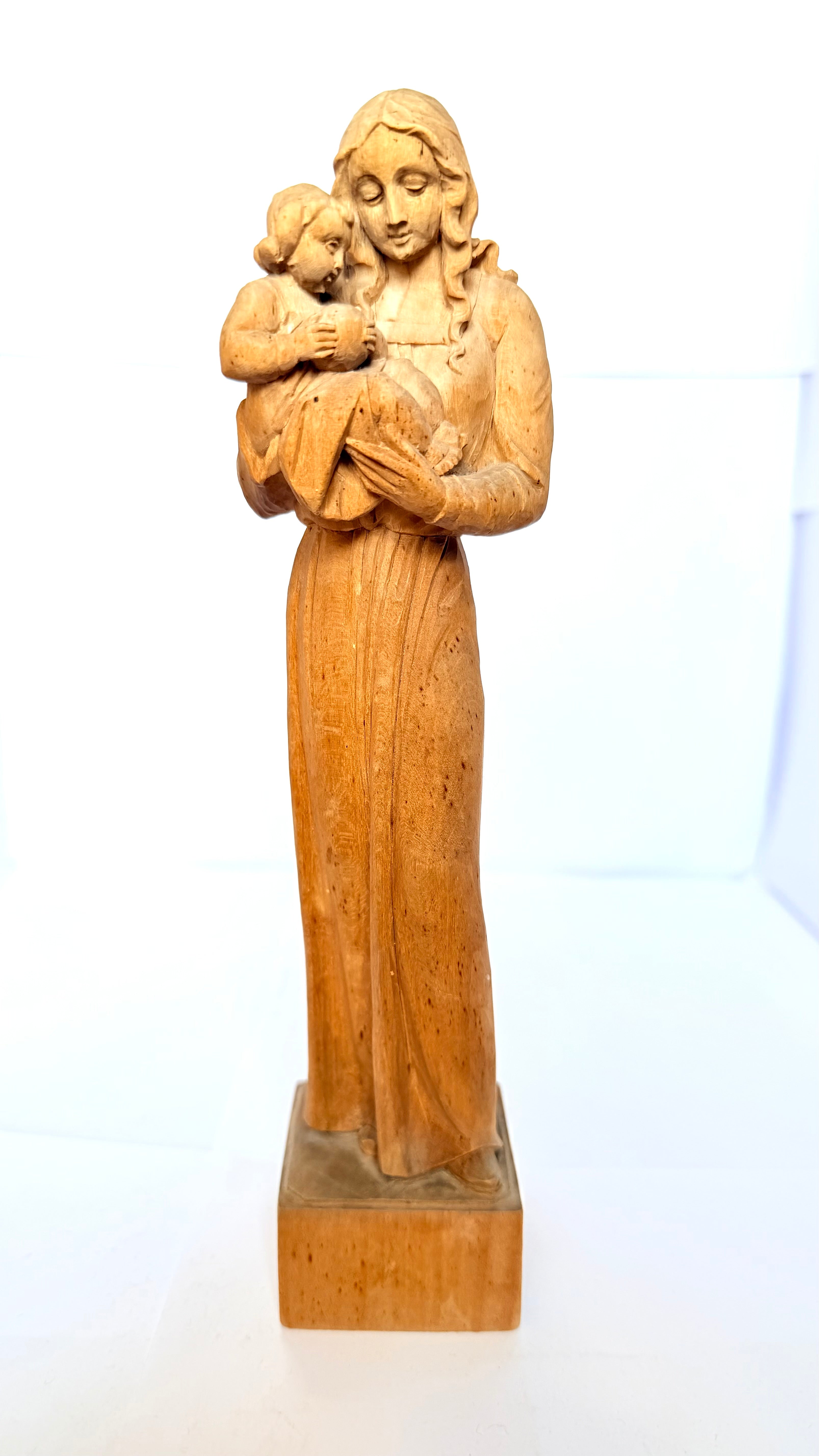 Statuetă din Lemn Lucrată Manual – 6 × 6 × 23 cm