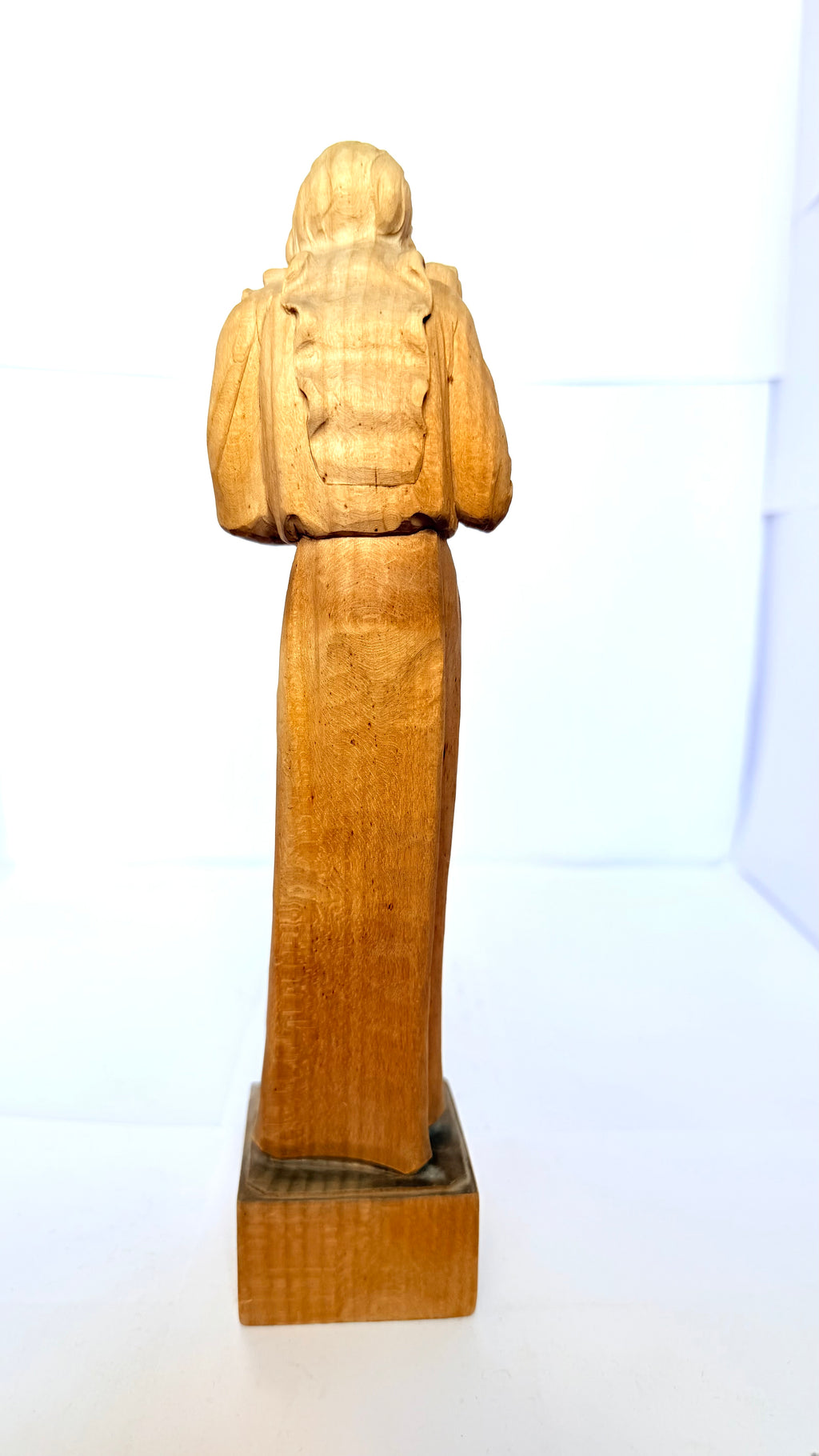 Statuetă din Lemn Lucrată Manual – 6 × 6 × 23 cm
