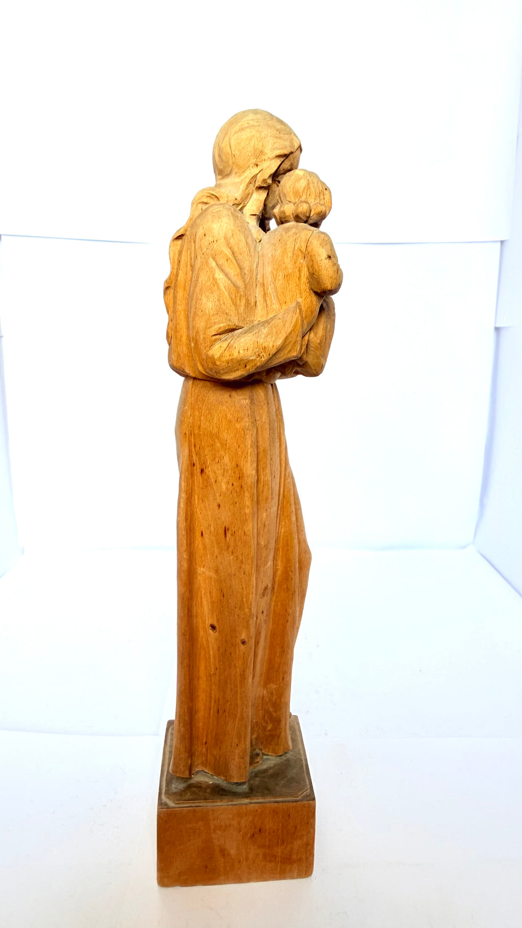 Statuetă din Lemn Lucrată Manual – 6 × 6 × 23 cm