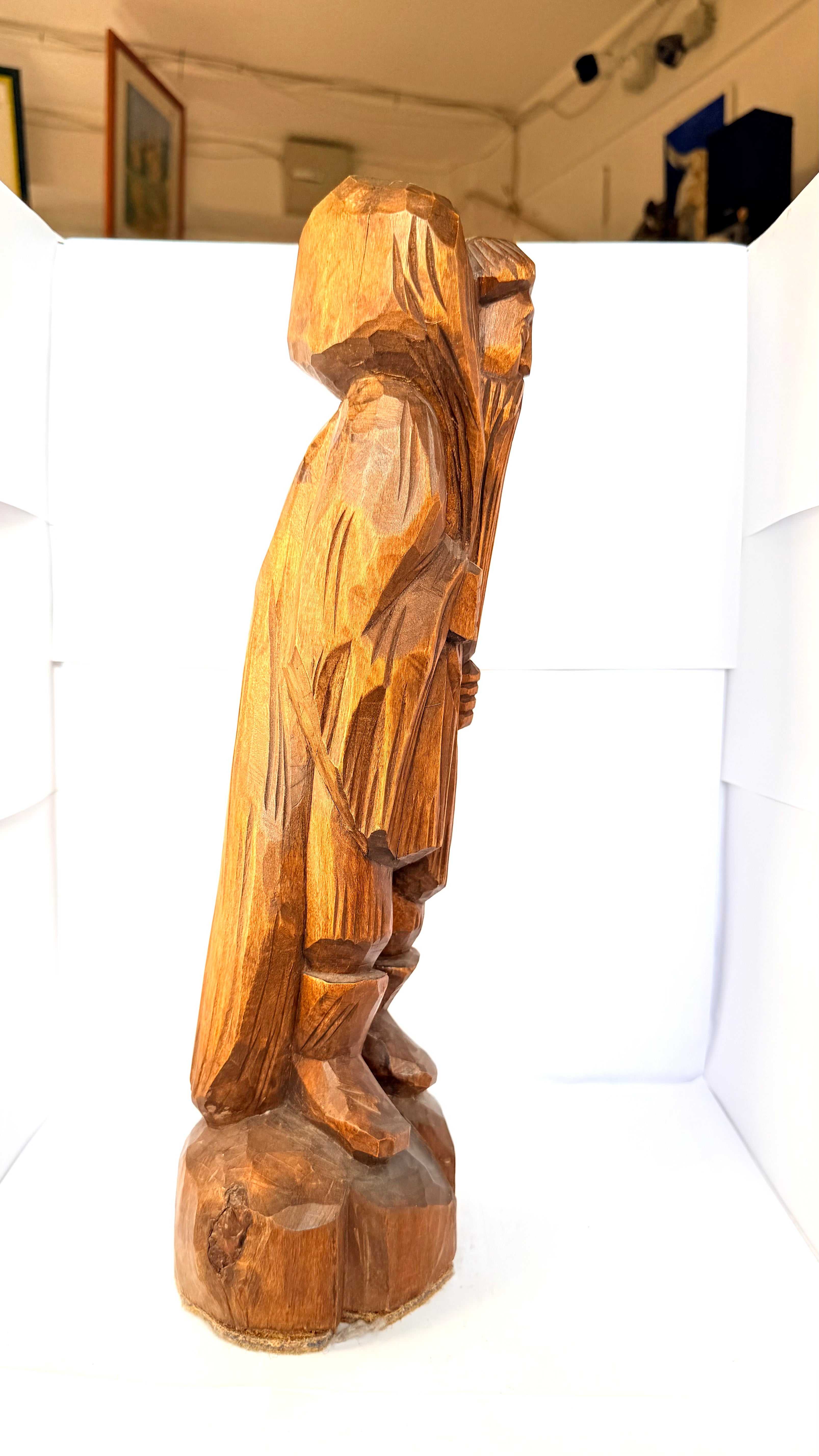 Statuetă din Lemn Lucrată Manual – 14 × 11 × 41,5 cm