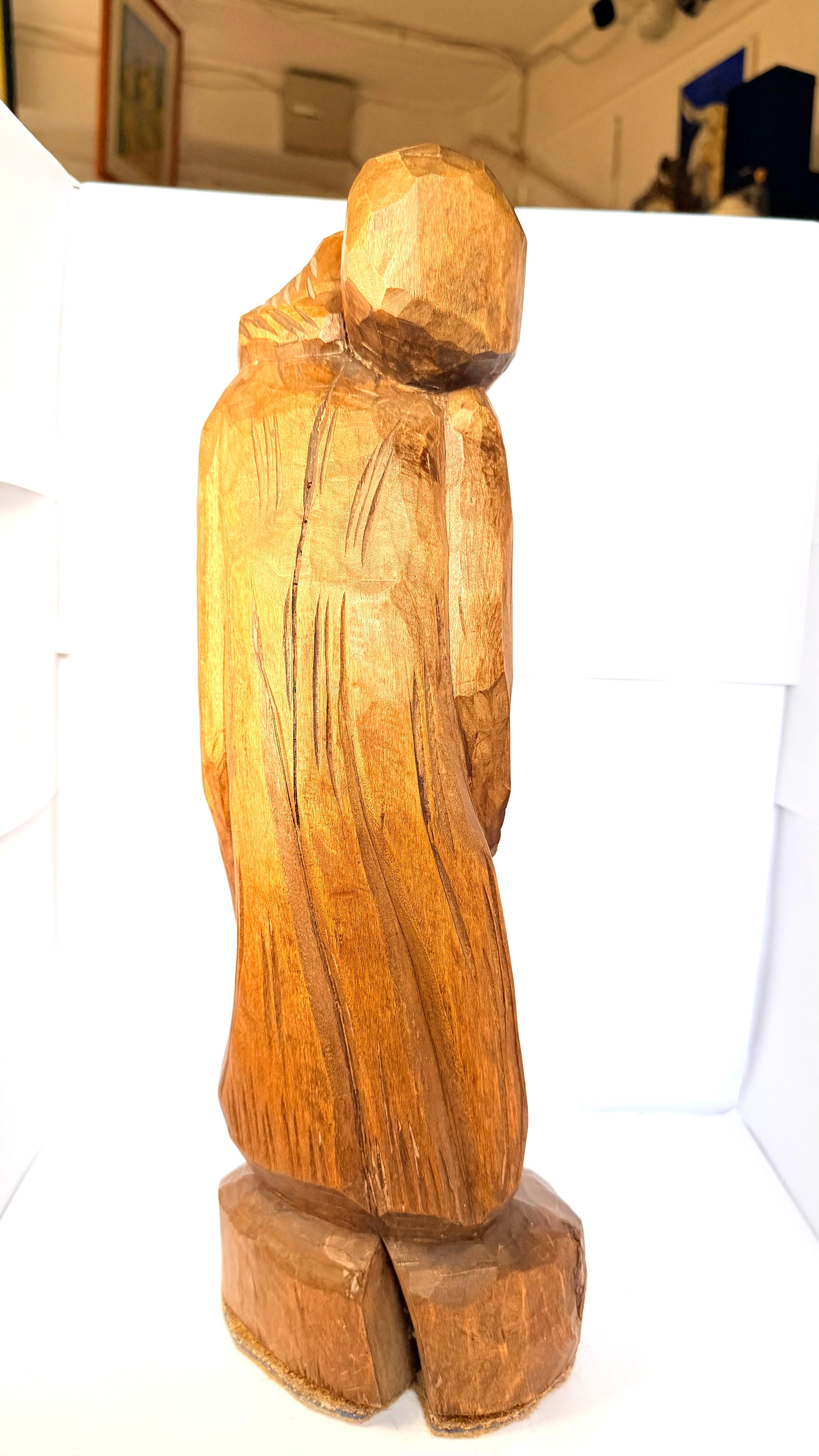 Statuetă din Lemn Lucrată Manual – 14 × 11 × 41,5 cm