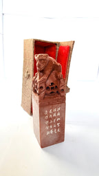 Statuetă din Marmură Naturală cu Motiv Chinezesc – 3 × 3 × 10 cm