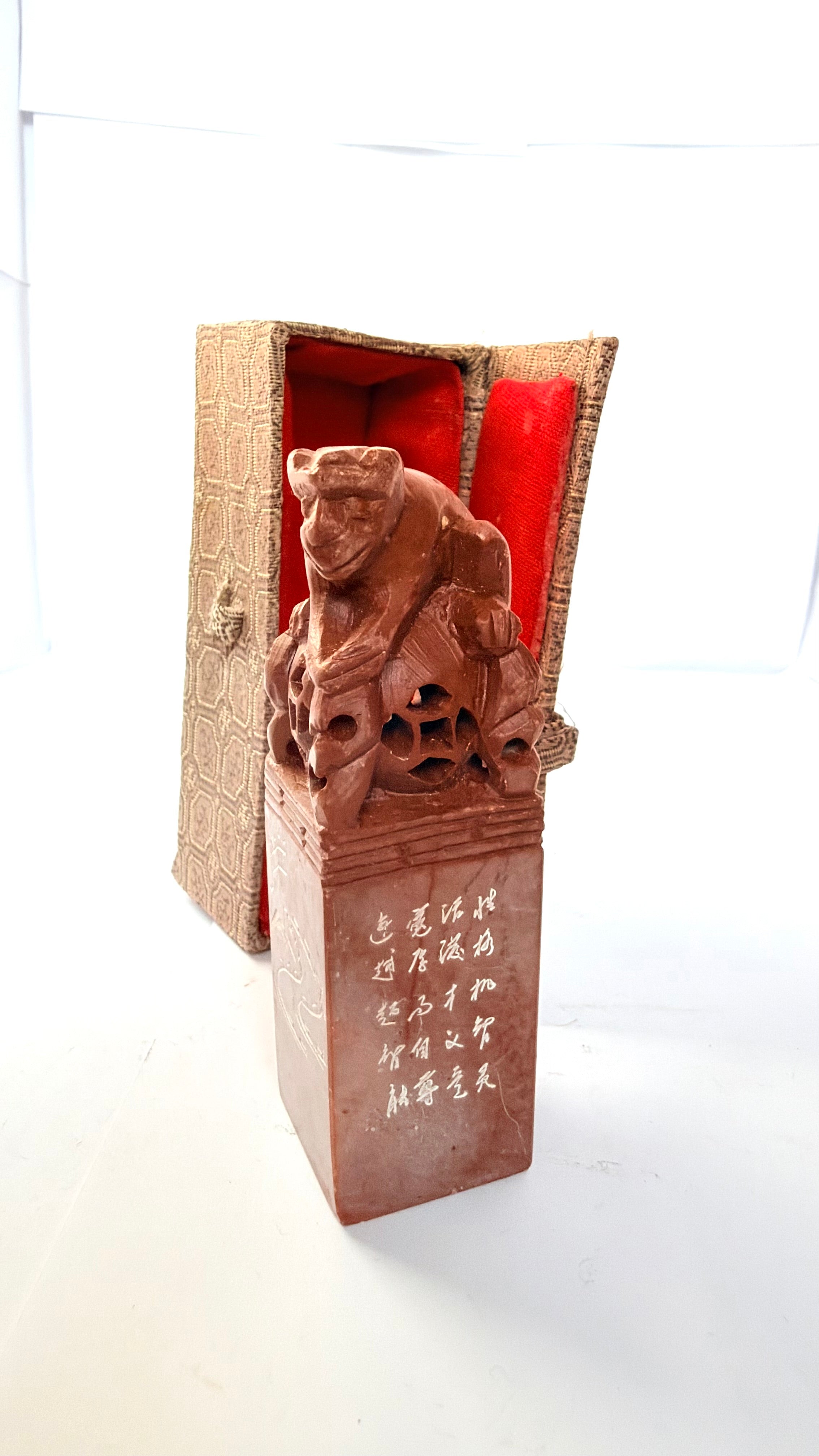 Statuetă din Marmură Naturală cu Motiv Chinezesc – 3 × 3 × 10 cm