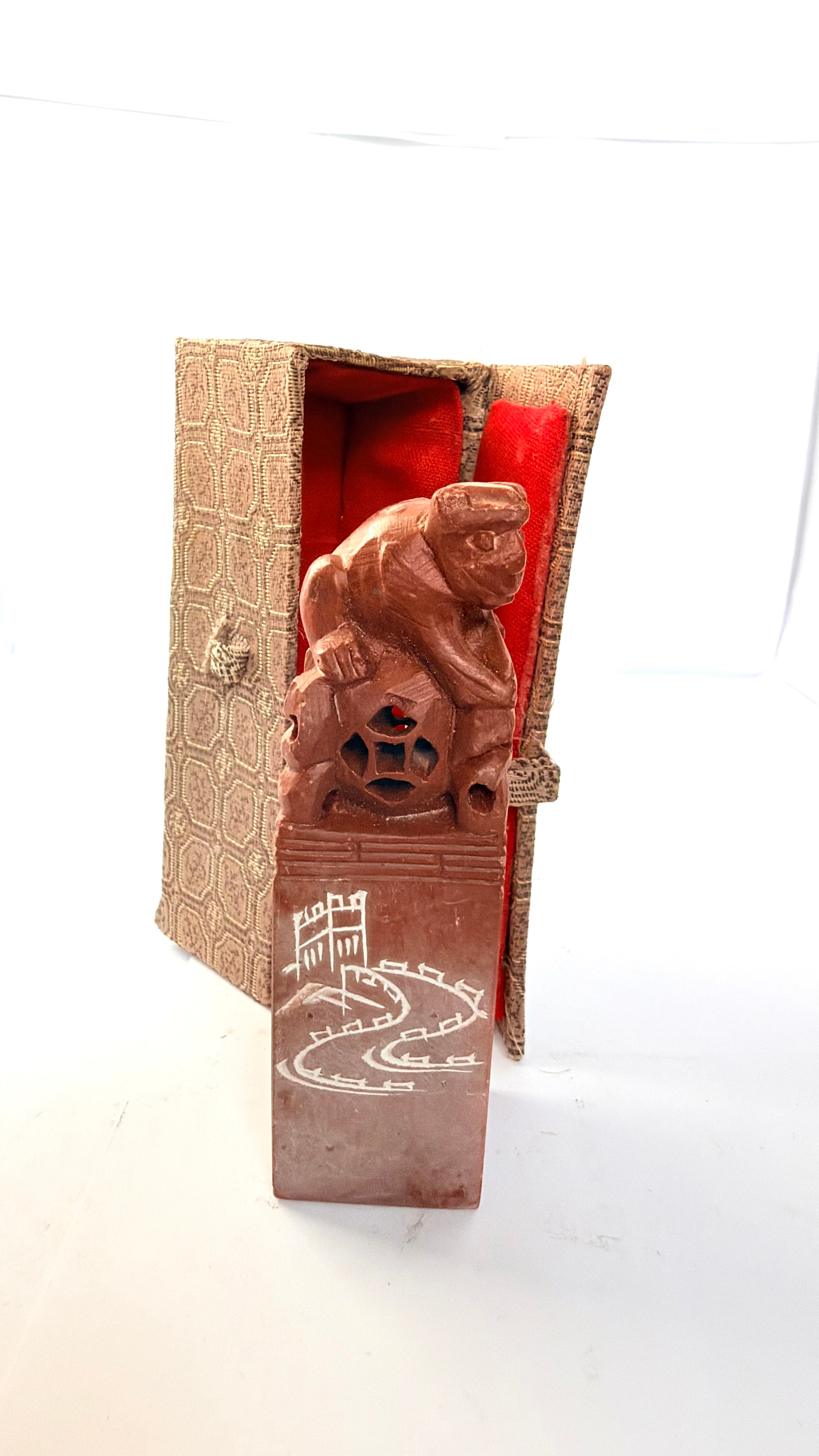 Statuetă din Marmură Naturală cu Motiv Chinezesc – 3 × 3 × 10 cm