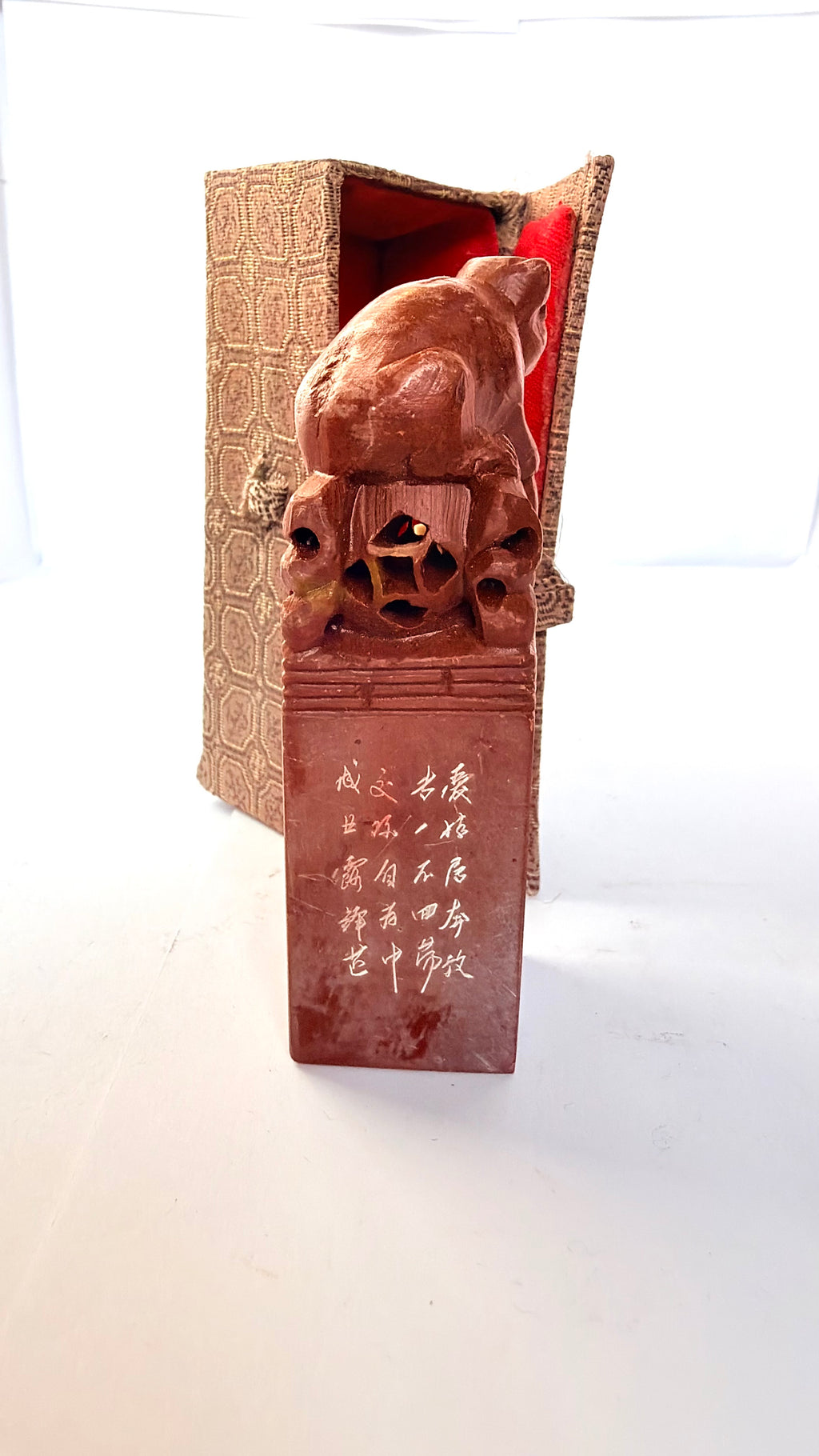 Statuetă din Marmură Naturală cu Motiv Chinezesc – 3 × 3 × 10 cm