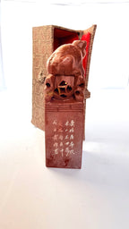Statuetă din Marmură Naturală cu Motiv Chinezesc – 3 × 3 × 10 cm