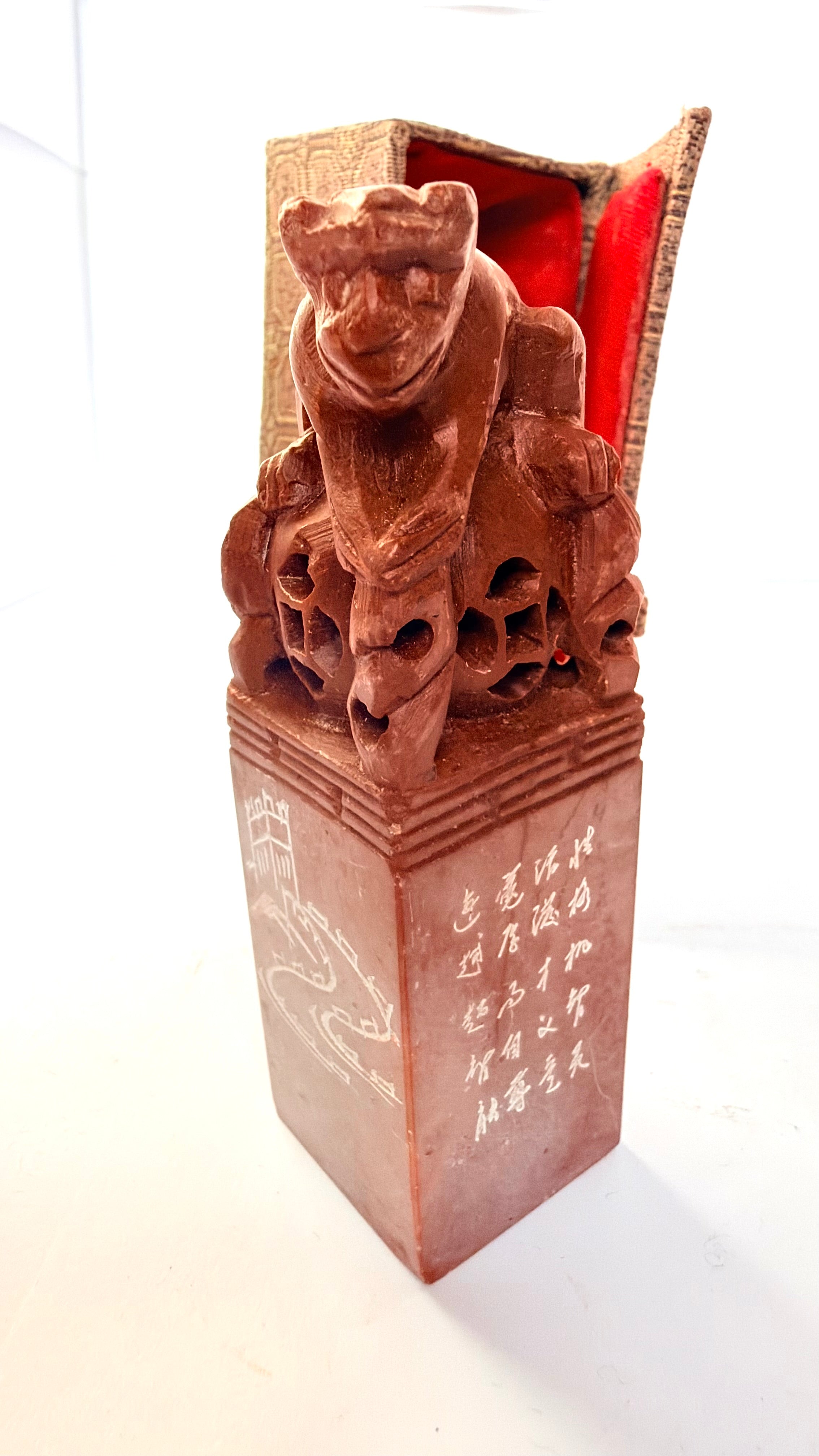 Statuetă din Marmură Naturală cu Motiv Chinezesc – 3 × 3 × 10 cm