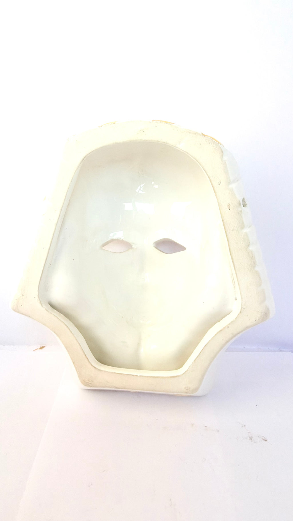 Bibelou din Porțelan – Mască Egipteană Alb și Auriu – 13 × 5,5 × 14,5 cm