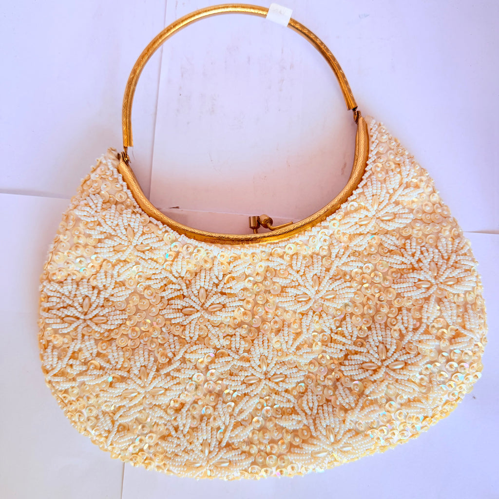 Geantă de Ocazie Albă, Brodată Manual, cu Paiete și Perle – 23 × 25 cm