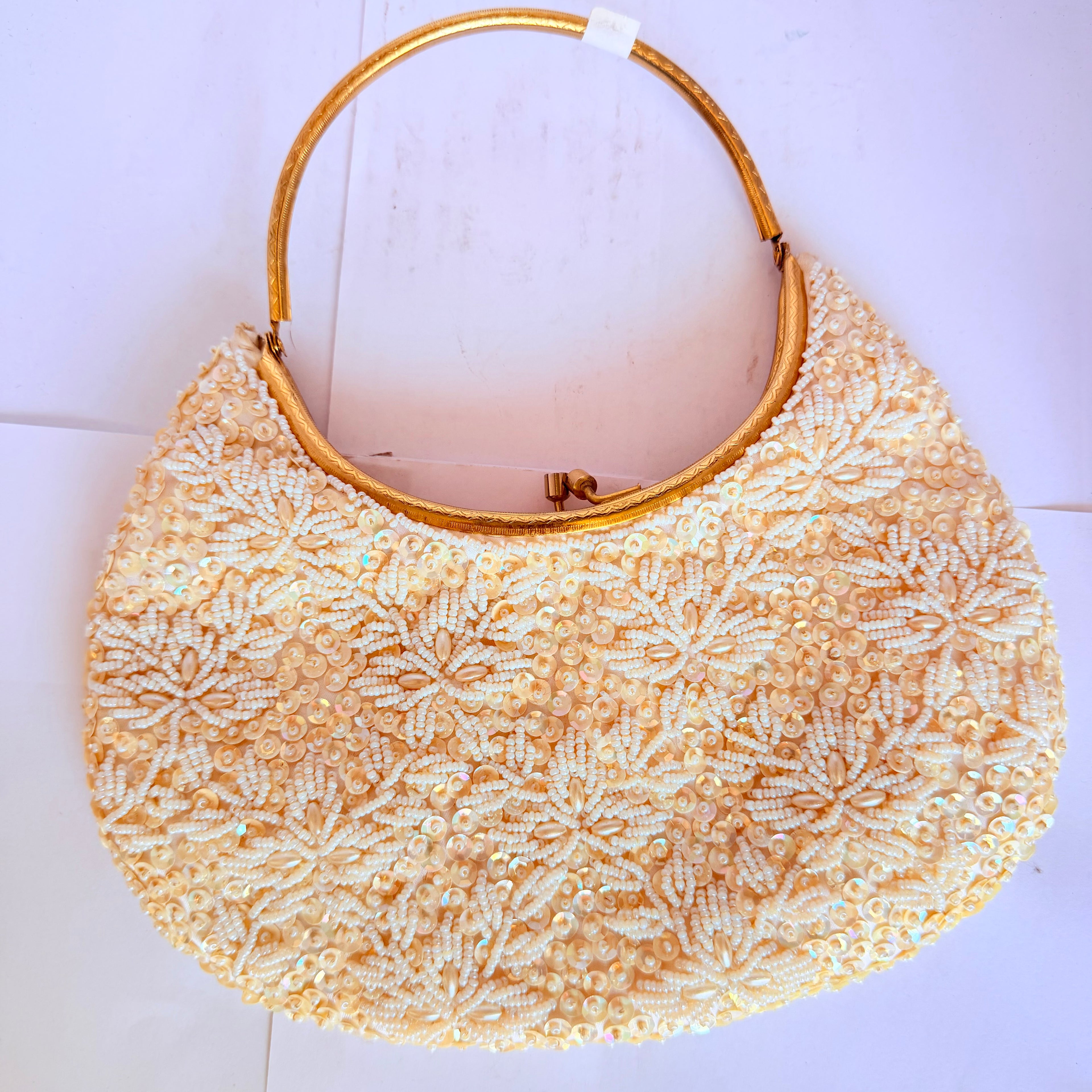 Geantă de Ocazie Albă, Brodată Manual, cu Paiete și Perle – 23 × 25 cm
