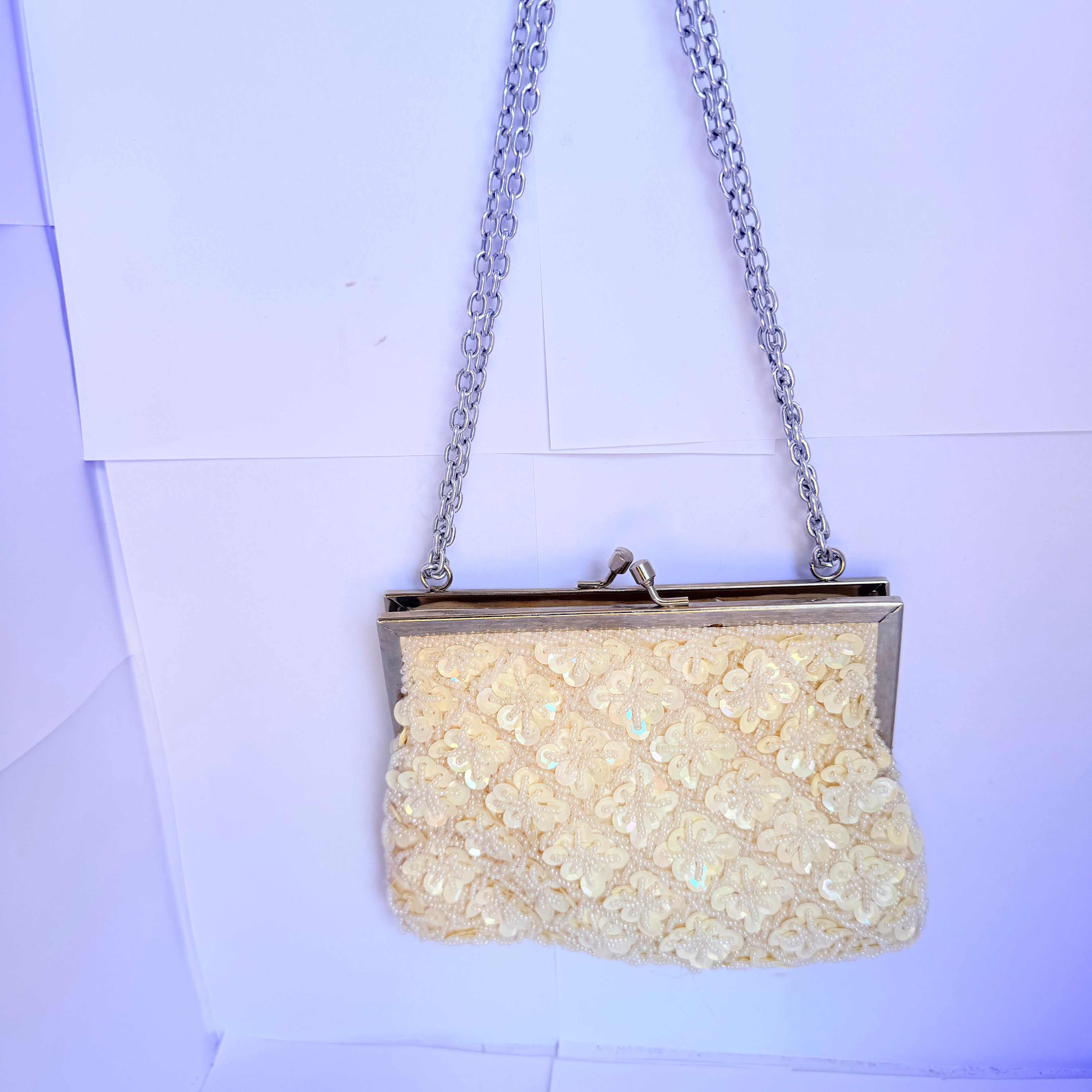 Geantă de Ocazie Albă, Brodată Manual cu Paiete – 18 × 13 cm