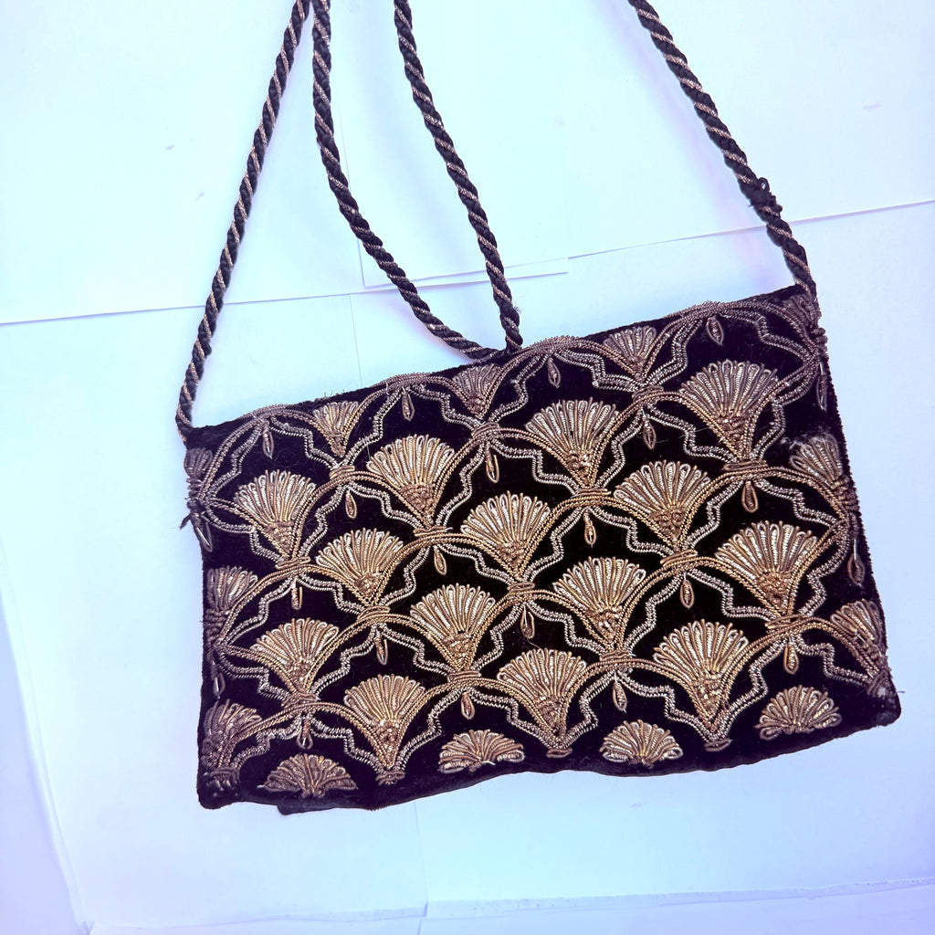 Geantă Neagră cu Broderie Aurie – 20 × 6 × 13 cm