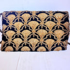 Geantă Neagră cu Broderie Aurie – 20 × 6 × 13 cm