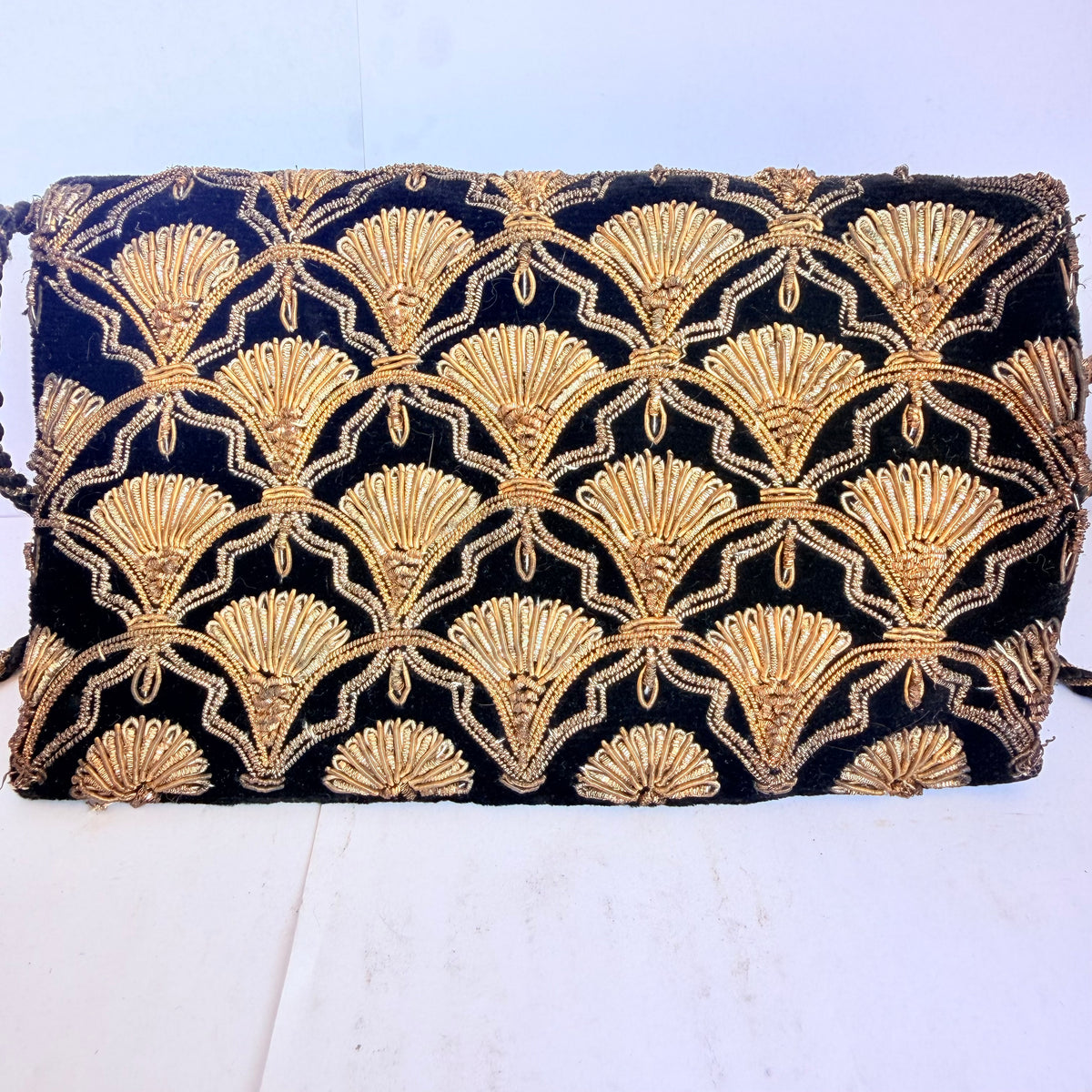 Geantă Neagră cu Broderie Aurie – 20 × 6 × 13 cm