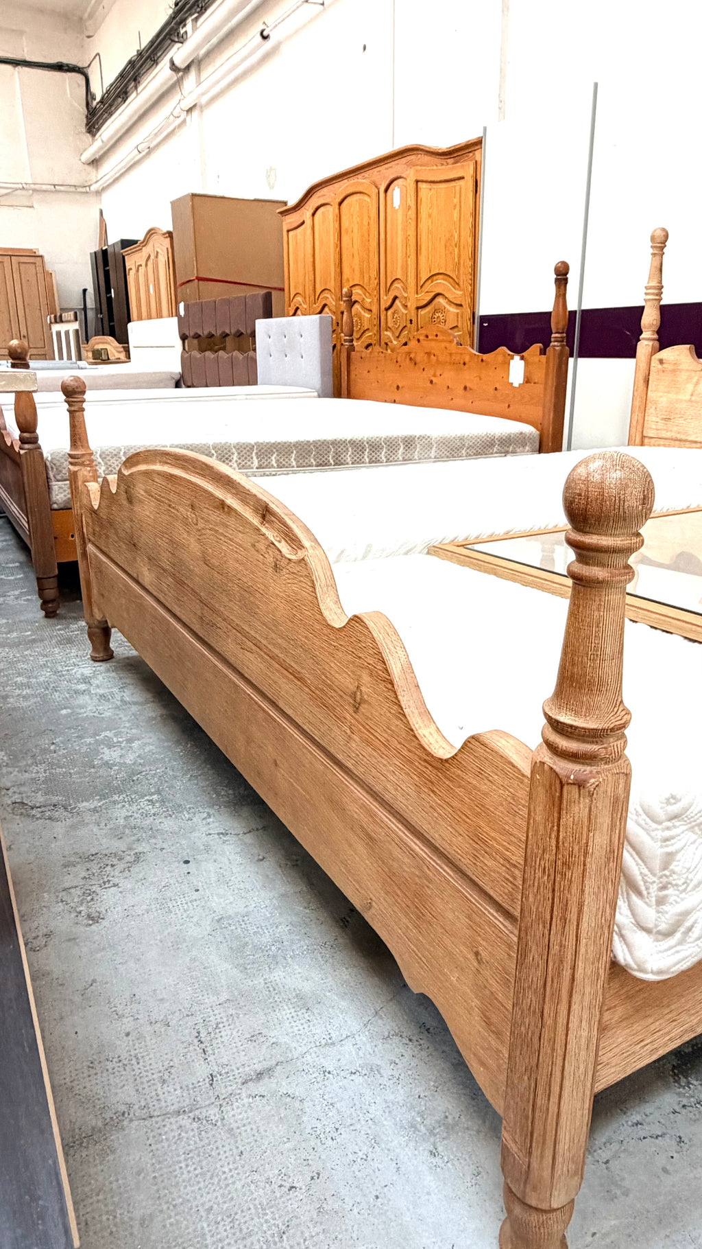 Pat din Lemn Masiv de Brad – 180 × 200 cm – Saltele Incluse