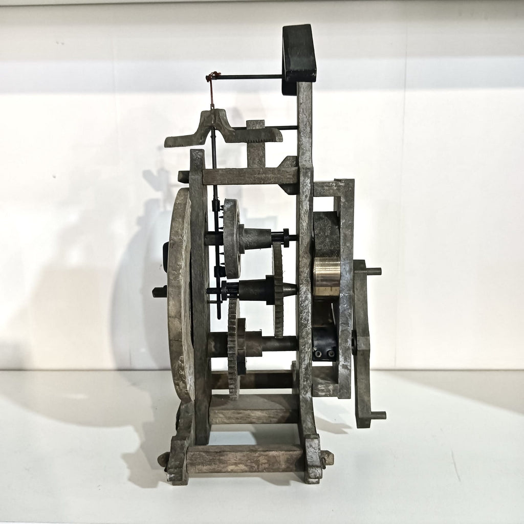 Ceas Mecanic Vechi Spaniol – 19 × 15 × 31 cm