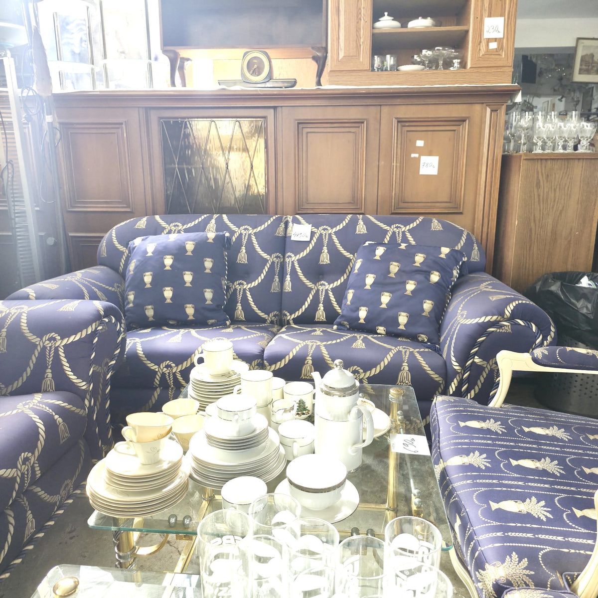 Set Living Clasic din Lemn Masiv – 2 Canapele și 2 Fotolii, Tapițerie Albastră cu Broderie Aurie