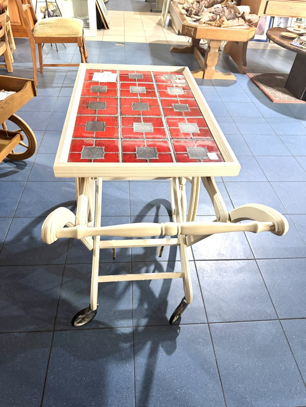Masă Stil Gheridon din Lemn Masiv cu Roți și Blat din Ceramică – 100 × 50 × 77 cm