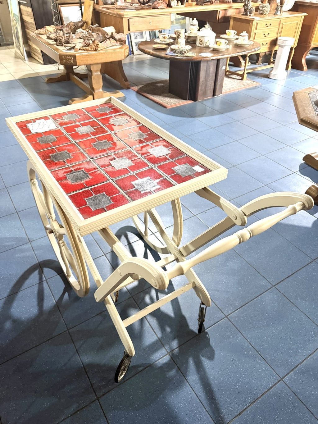 Masă Stil Gheridon din Lemn Masiv cu Roți și Blat din Ceramică – 100 × 50 × 77 cm