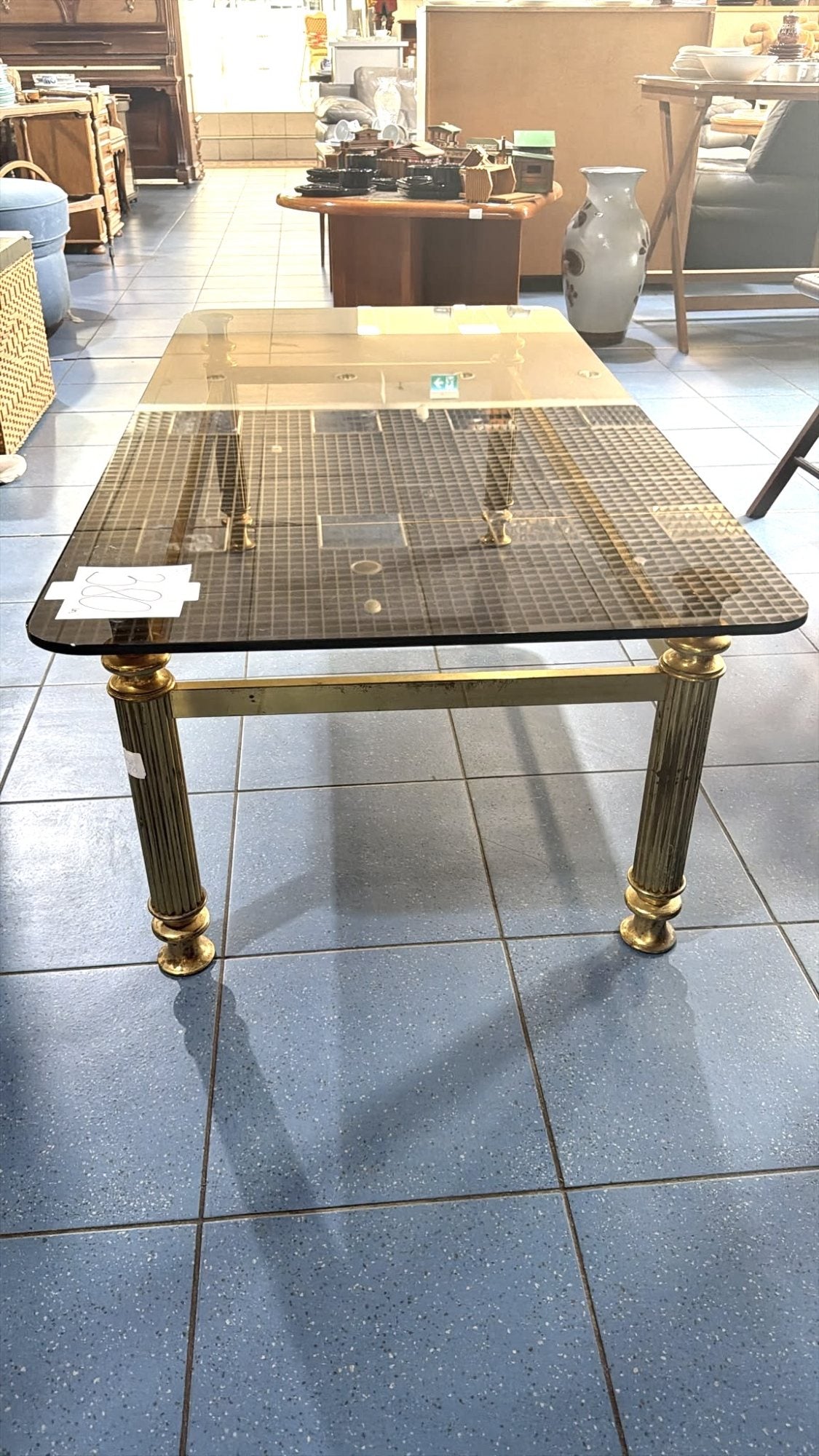 Masă de Cafea cu Cadru Metalic Auriu și Blat din Sticlă Fumurie Securizată – 125 × 64 × 43 cm
