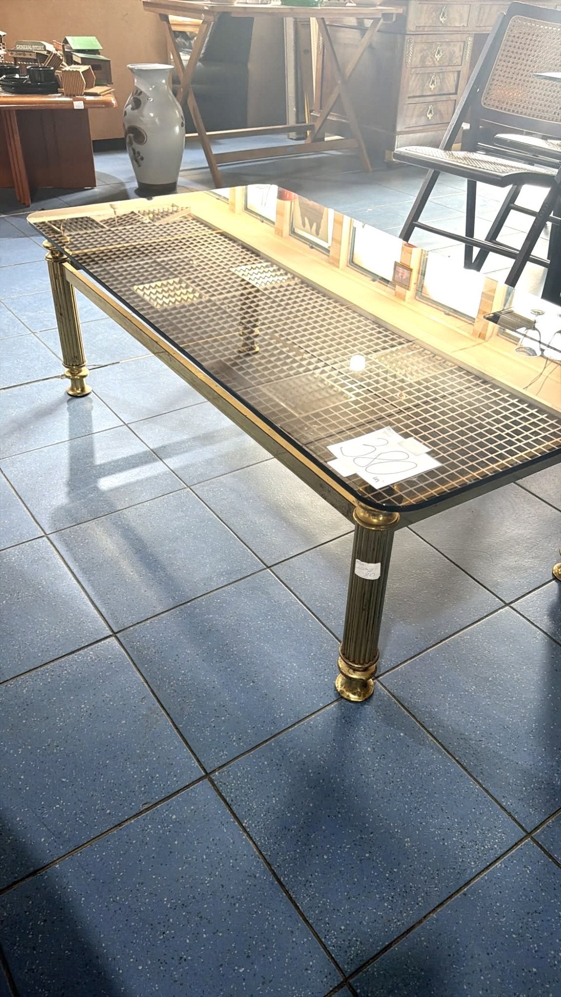 Masă de Cafea cu Cadru Metalic Auriu și Blat din Sticlă Fumurie Securizată – 125 × 64 × 43 cm