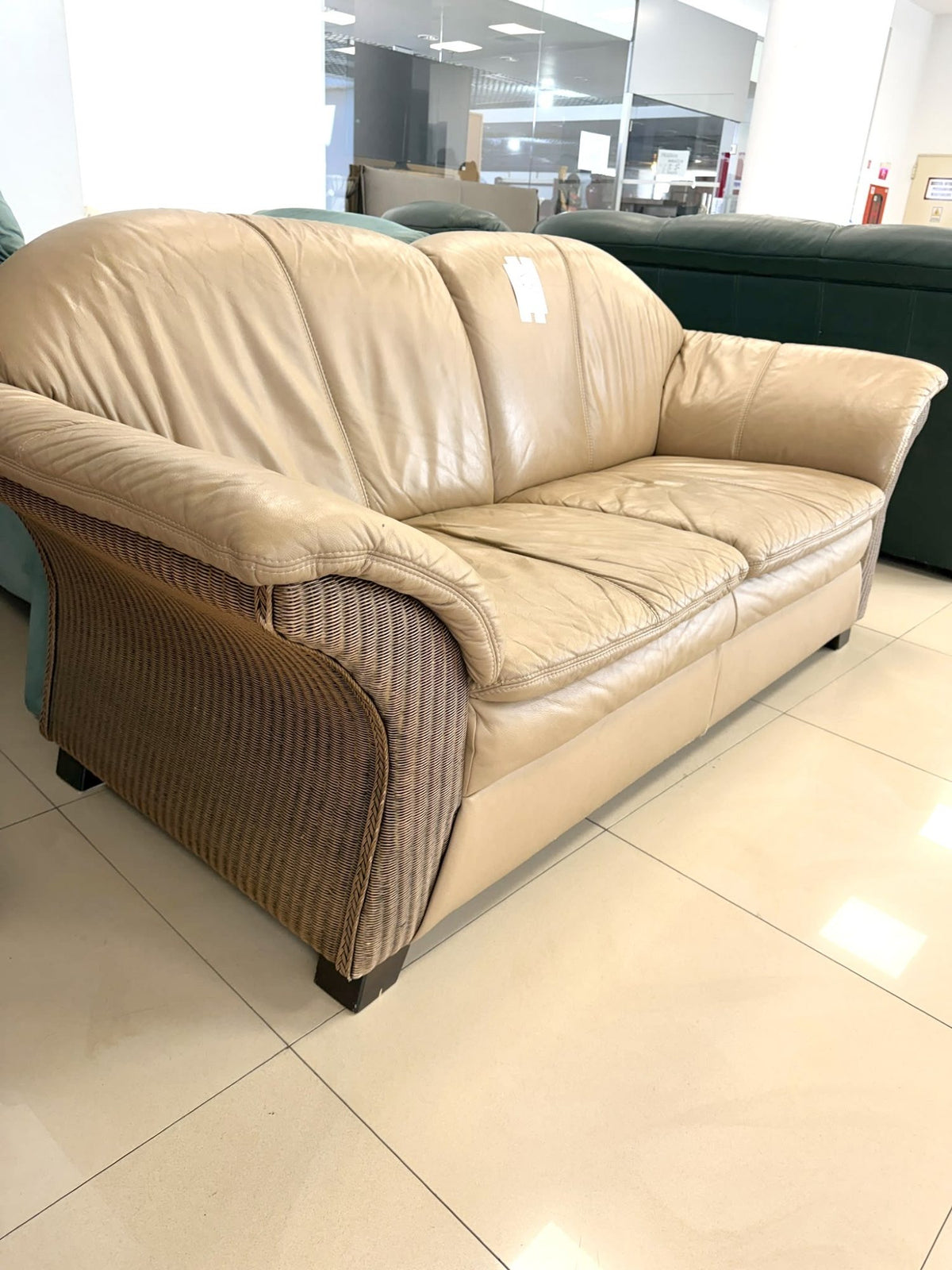 Canapea 3 Locuri din Piele Naturală Bej cu Brațe din Ratan Împletit – 190 × 85 × 85 cm