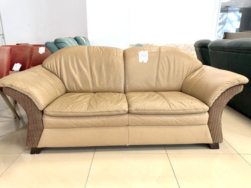 Canapea 3 Locuri din Piele Naturală Bej cu Brațe din Ratan Împletit – 190 × 85 × 85 cm
