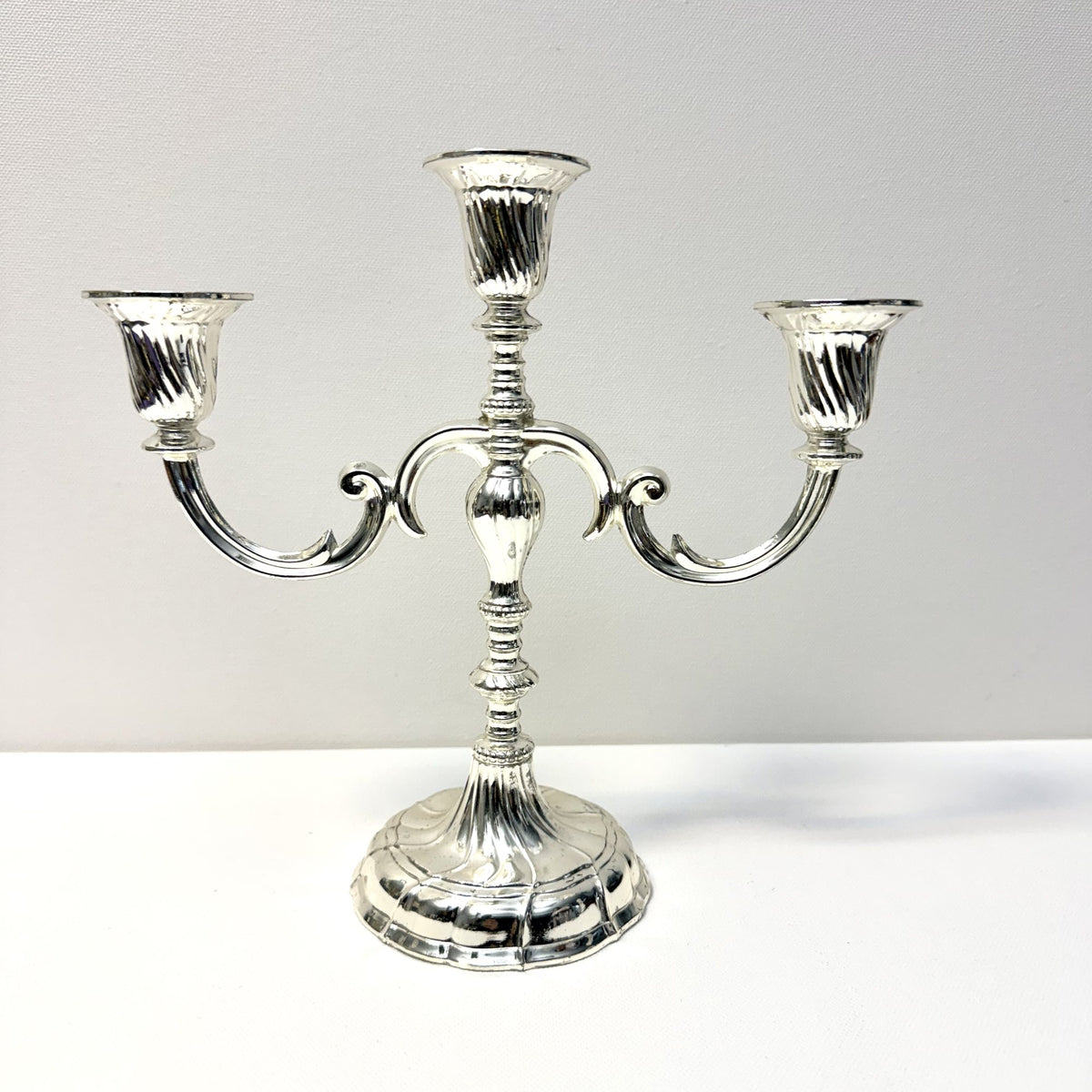 Sfeșnic cu 3 Brațe din Metal Placat cu Argint – 25 × 9 × 22 cm