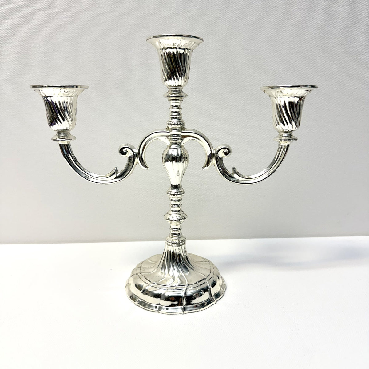 Sfeșnic cu 3 Brațe din Metal Placat cu Argint – 25 × 9 × 22 cm