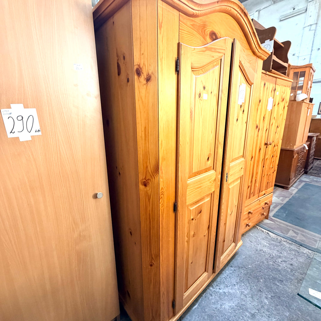 Dulap din Lemn Masiv de Brad cu 2 Uși – 130 × 57 × 190 cm