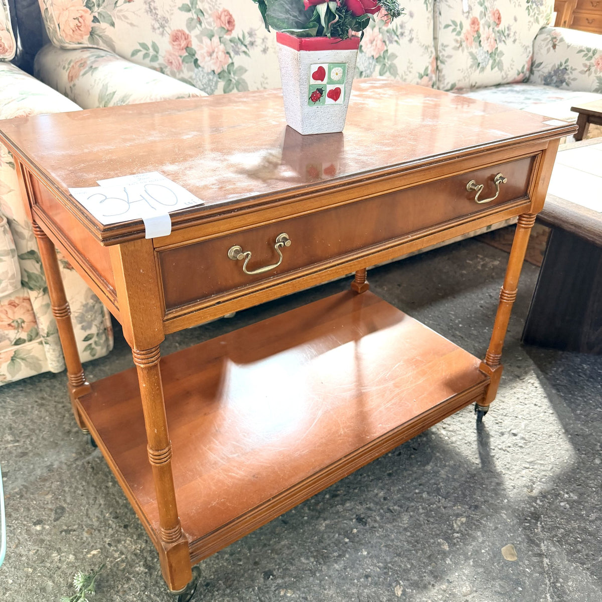 Masă de Cafea din Lemn cu Roți și Sertar – 75 × 45 × 64 cm