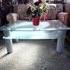 Masă de Cafea din Sticlă cu Picioare Metalice – 110 × 65 × 44 cm